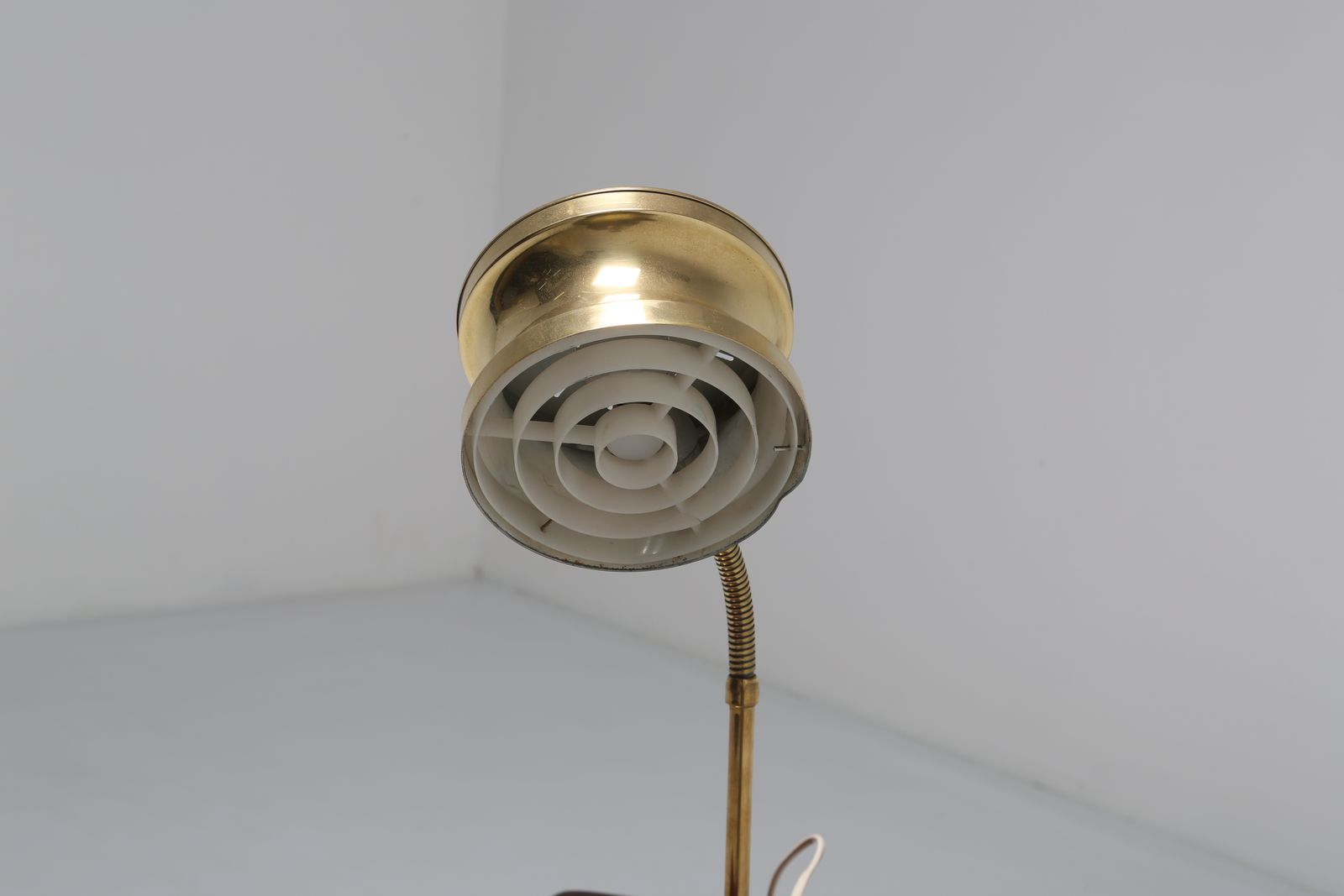 photo furniture Mid-Century Modern Zweedse messing bureaulamp met verstelbare zwenkarm van Konsthantverk Tyringe, jaren 1960