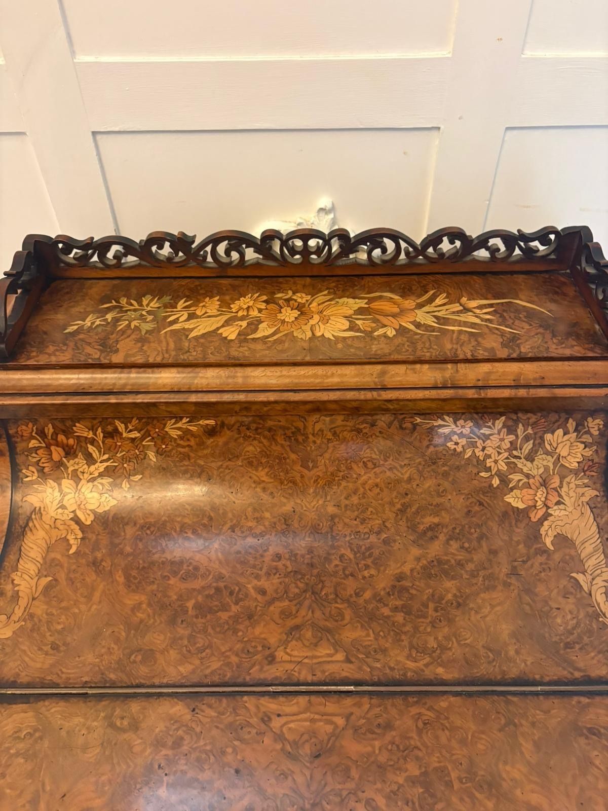 photo vintage Antique 19th Century Burr Walnut Floral Marquetry Davenport