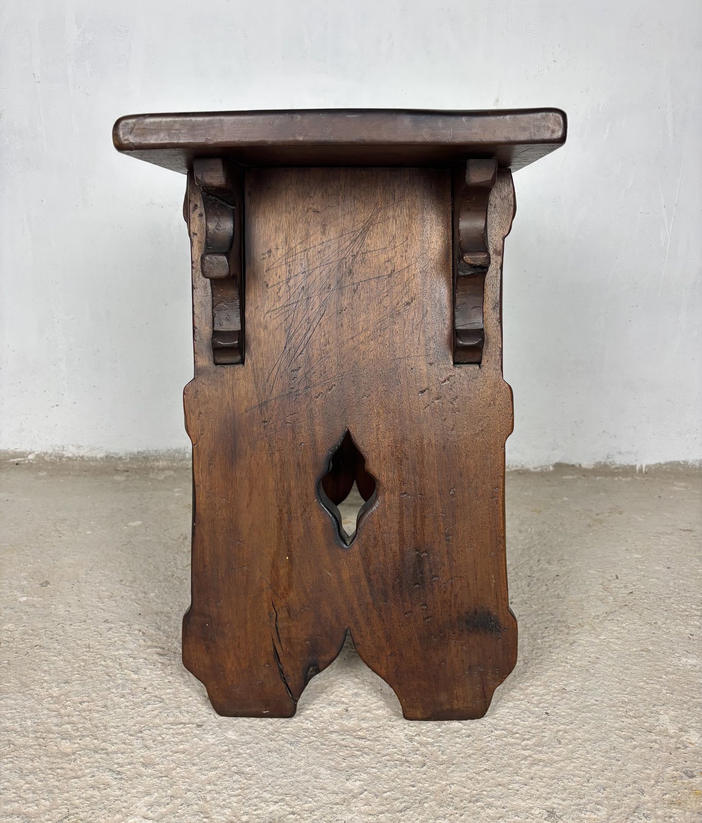 photo furniture Rustieke handgesneden walnoten kruk of bijzettafel, begin 20e eeuw