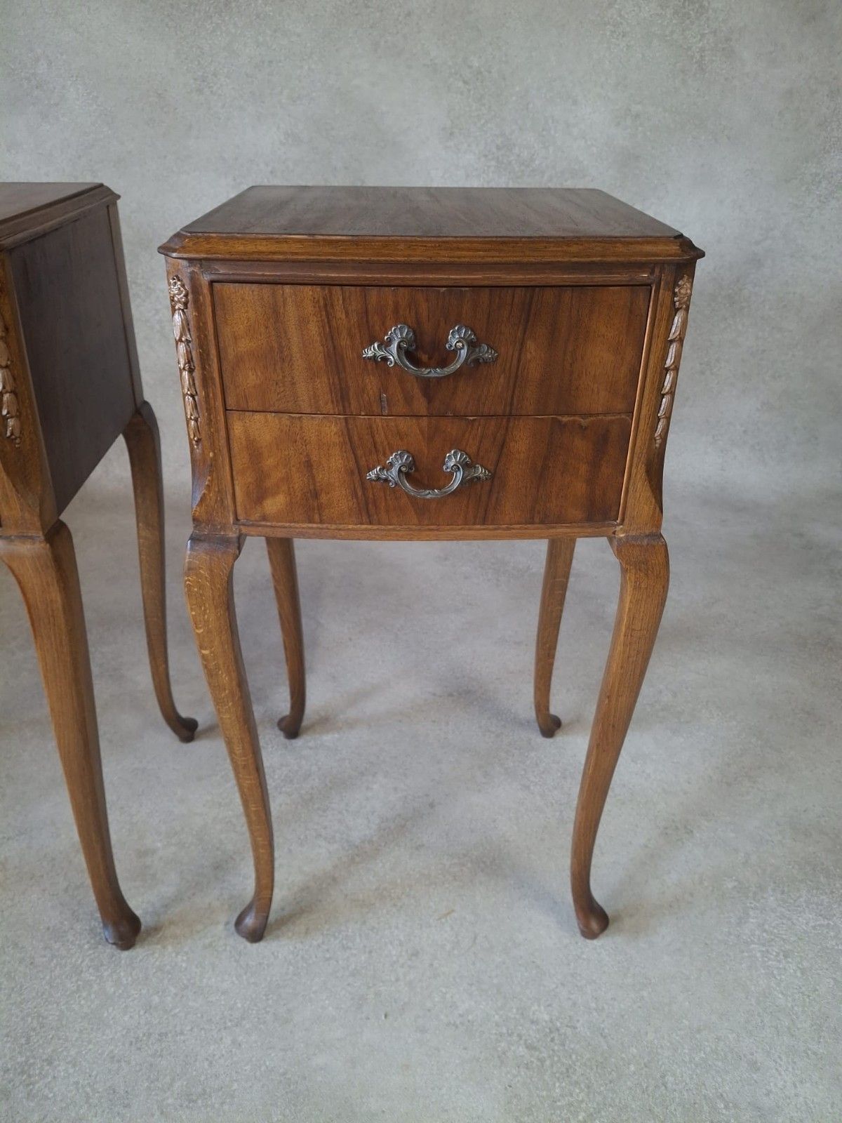 photo vinterior Pair Vintage Walnut Bedside Tables French Louis XV Style Bedside Chests