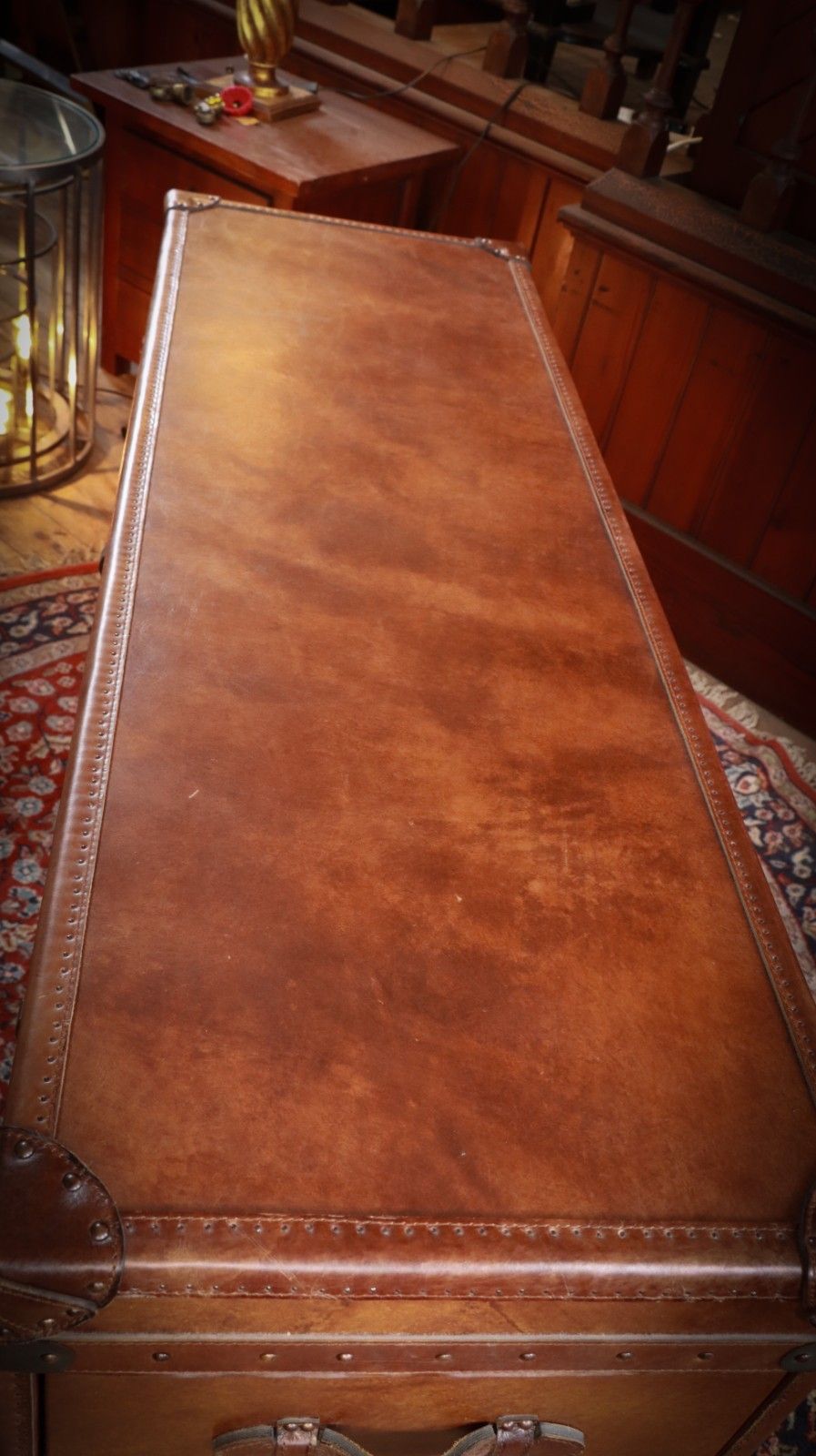 photo vinterior Super Timothy Oulton Mayfair Sideboard Media Unit Leather Trunk Antique Whisky🚚