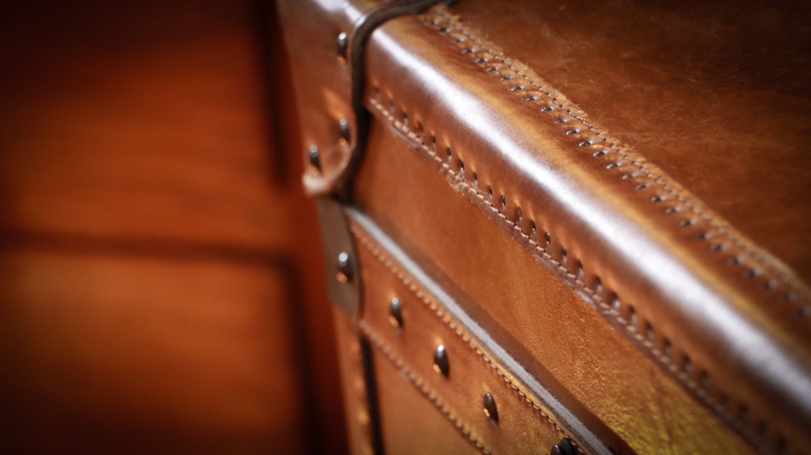 photo vintage Super Timothy Oulton Mayfair Sideboard Media Unit Leather Trunk Antique Whisky🚚