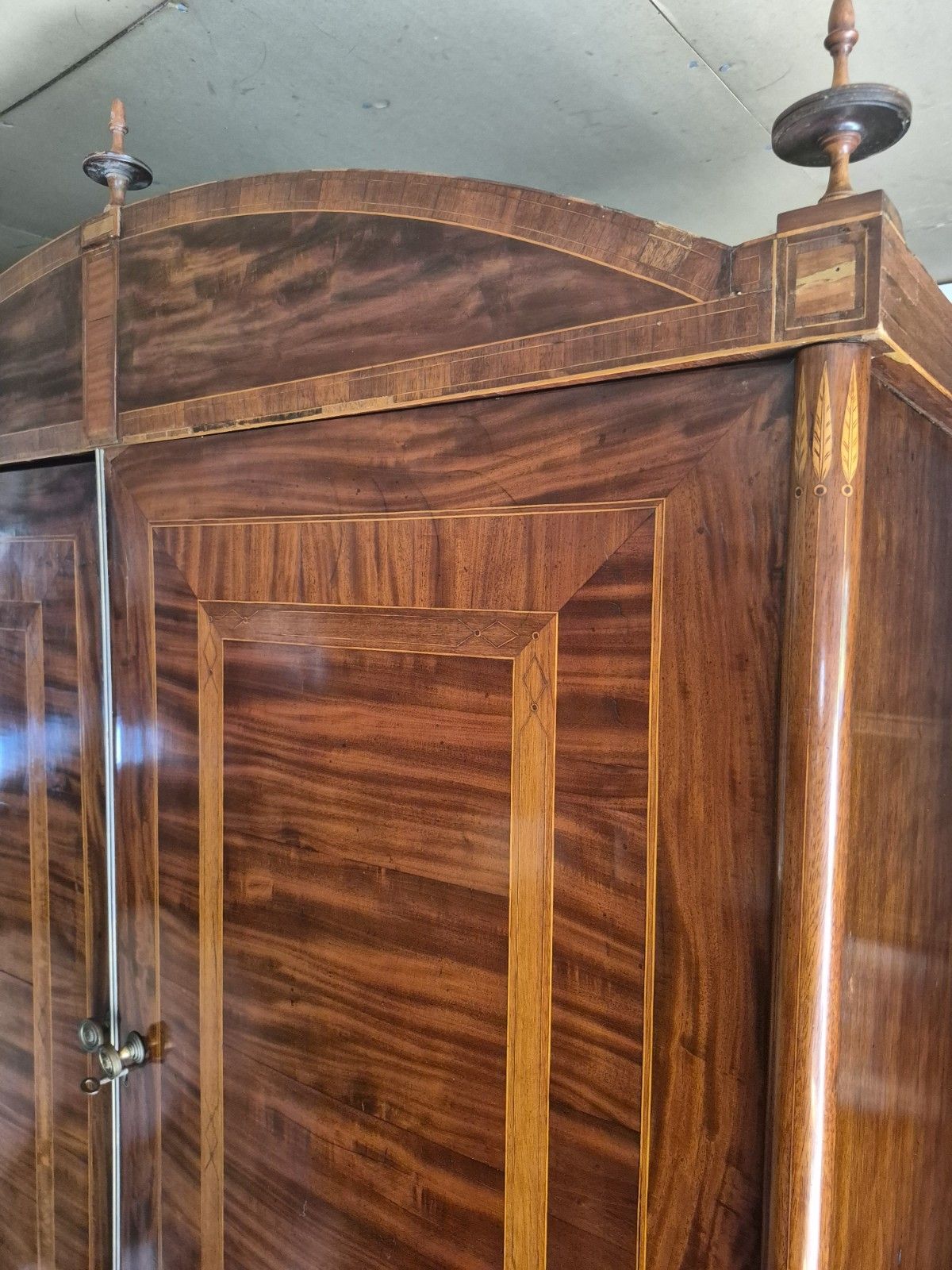 photo furniture Exceptional Huge Dutch Cuban Mahogany Satinwood Crossbanded Regency Linen Press