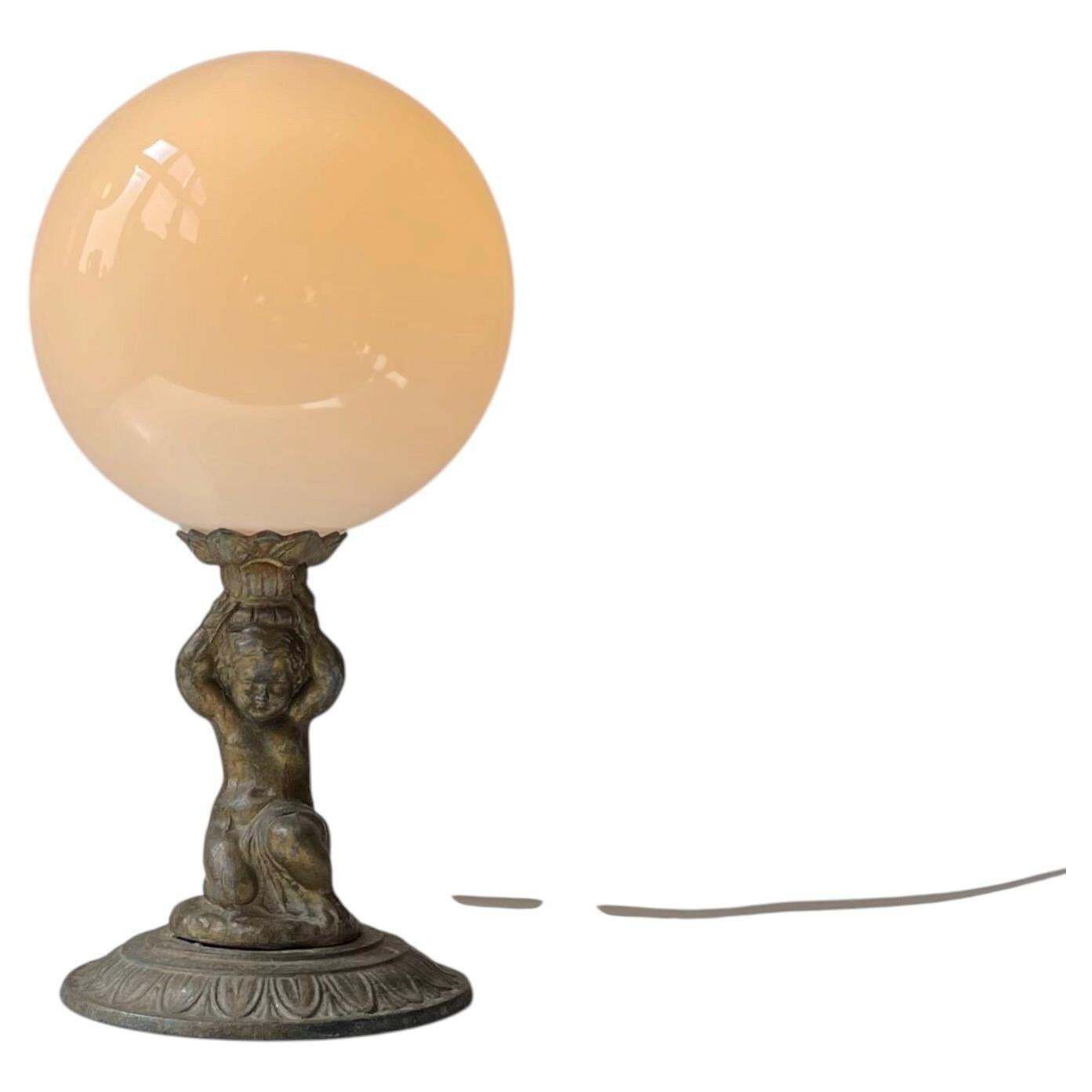 Klein Italiaans bronzen cherubijn-tafellampje met opaline bolkap