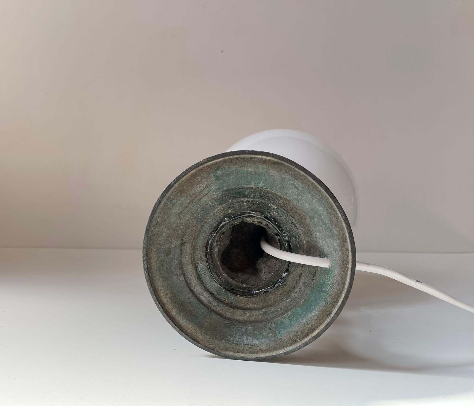 Verlichting Klein Italiaans bronzen cherubijn-tafellampje met opaline bolkap photo