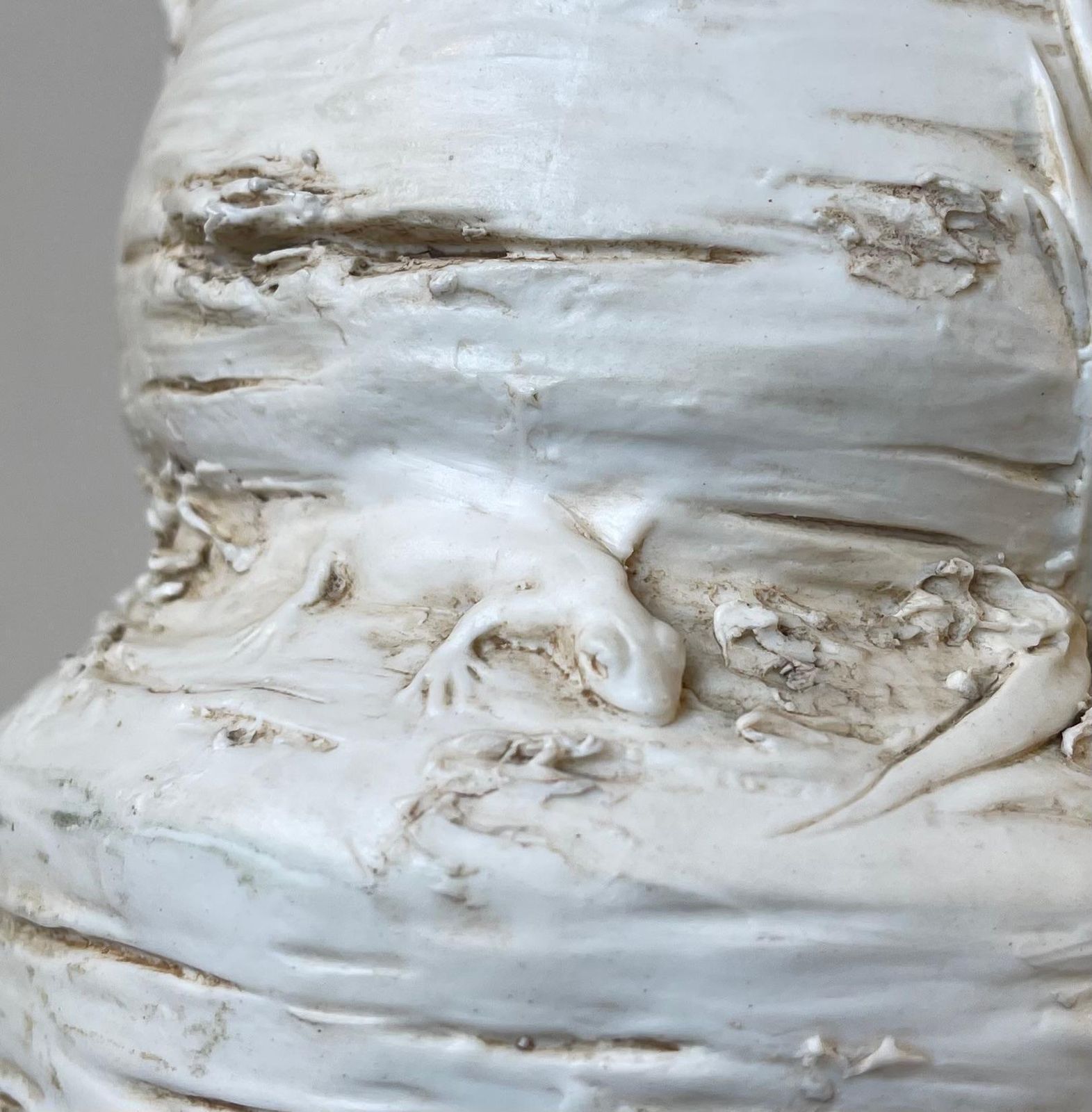 Vase d'époque bohémien en porcelaine biscuit, tronc d'arbre enchanté aux créatures féeriques photo for sale