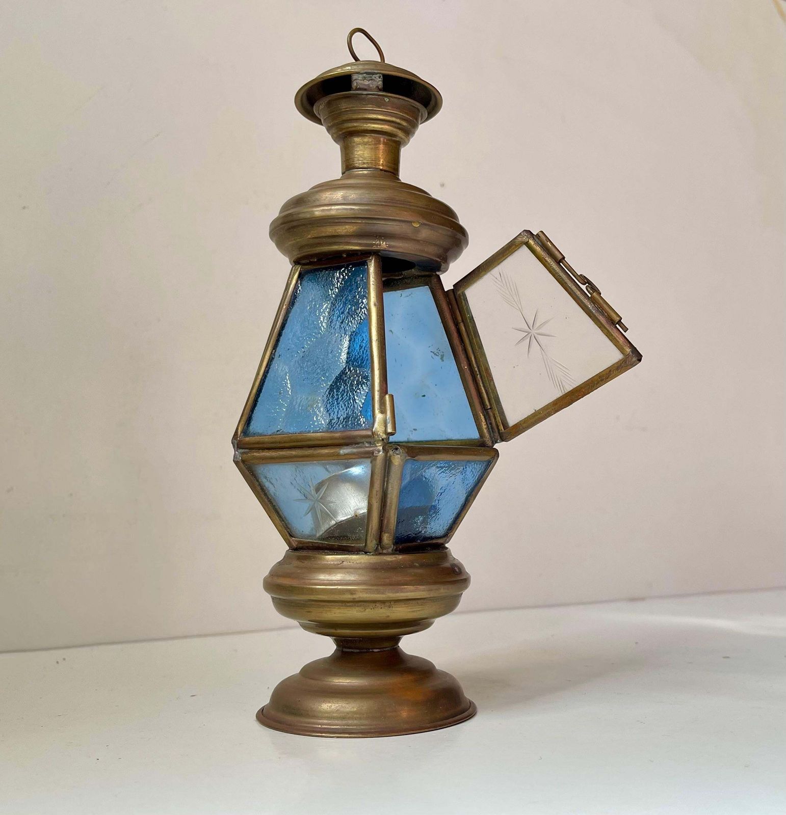 Art Deco Lantaarn in Messing, Gegraveerd en Gekleurd Glas, jaren 1930 photo Verlichting