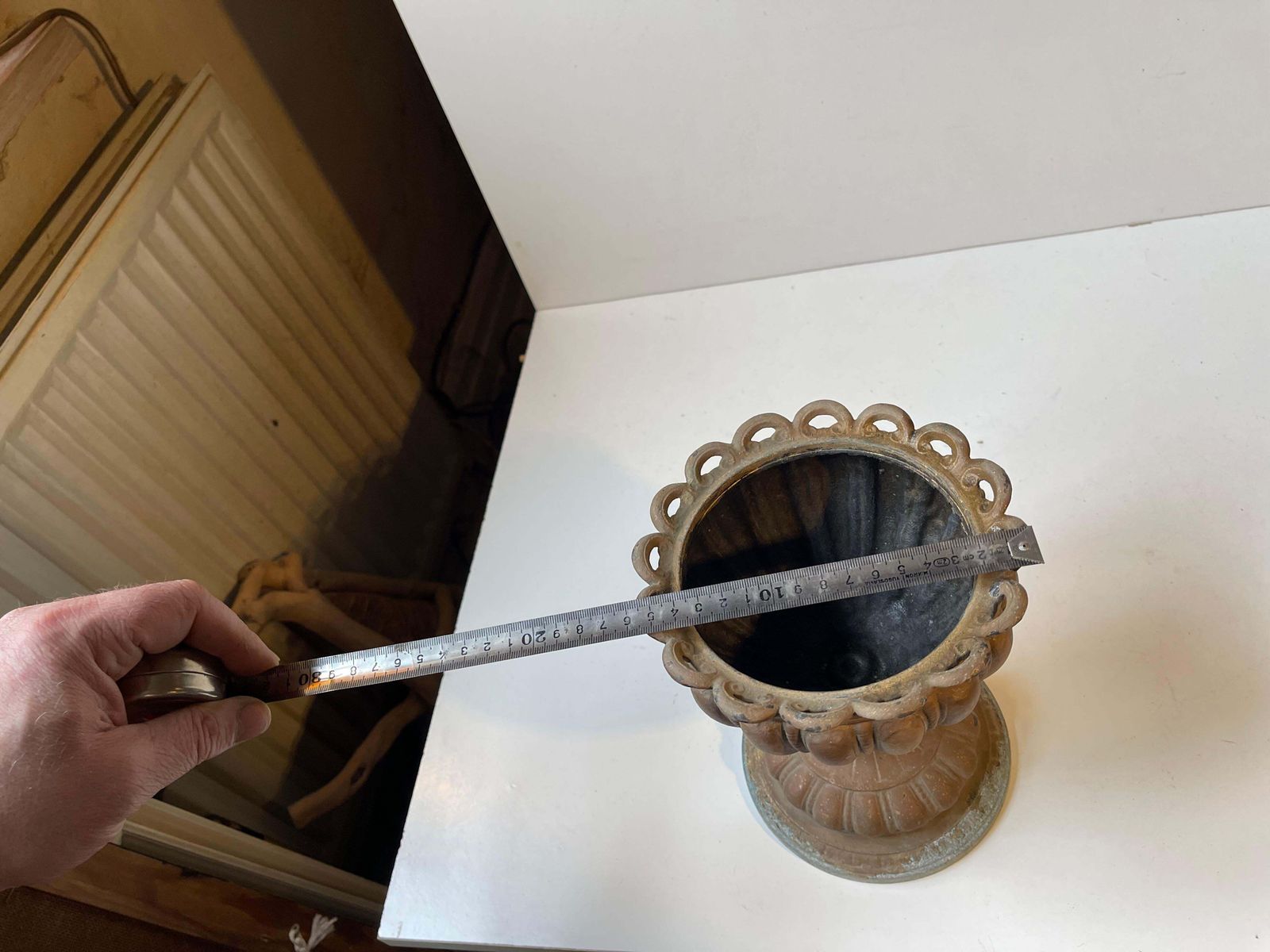photo furniture Small Antique Italian Garden Urn Or Jardiniere In Bronze