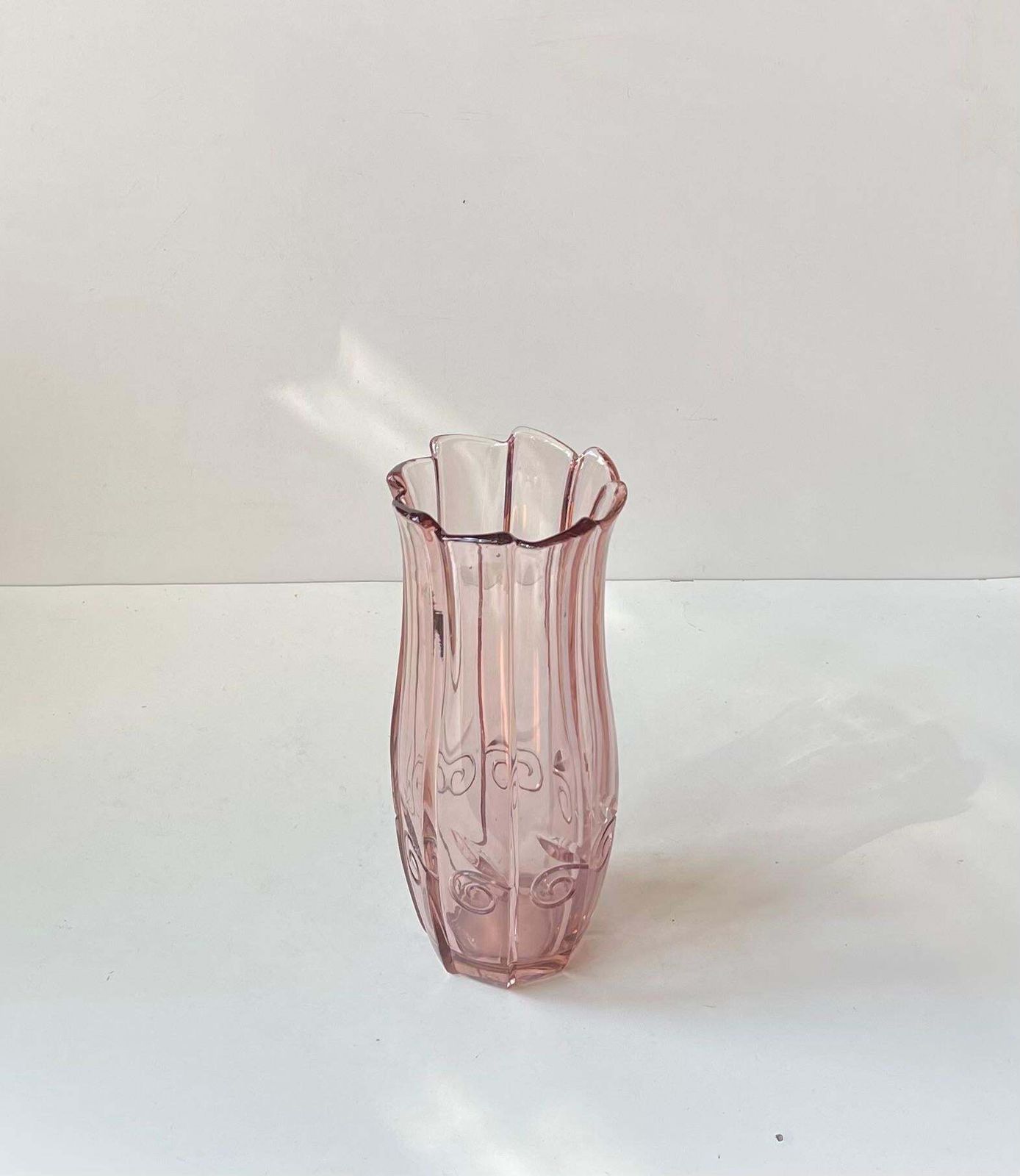 Boheemse art deco vaas in roze Rosaline glas, jaren 1930 photo furniture