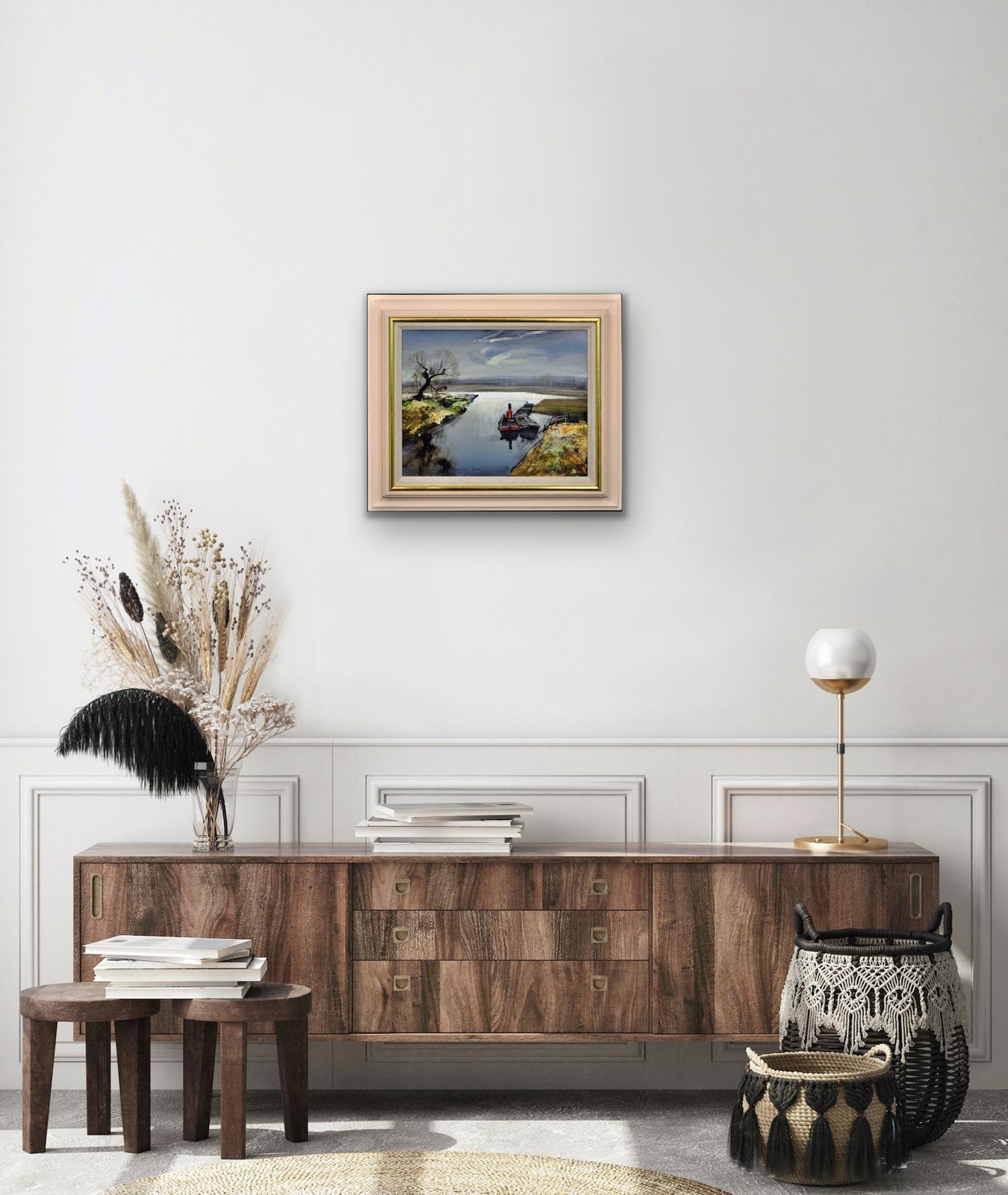 photo vintage Rowland Hilder 1905 To 1993. British. River Bure, Norfolk. East Anglia. 1950s Framed Oil Painting Of The Norfolk Broads Landscape. Tugboat And Barges.