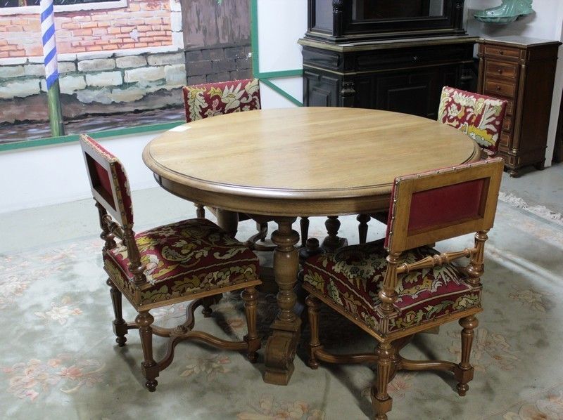 photo furniture Table Pedestal Table In Oak 20th