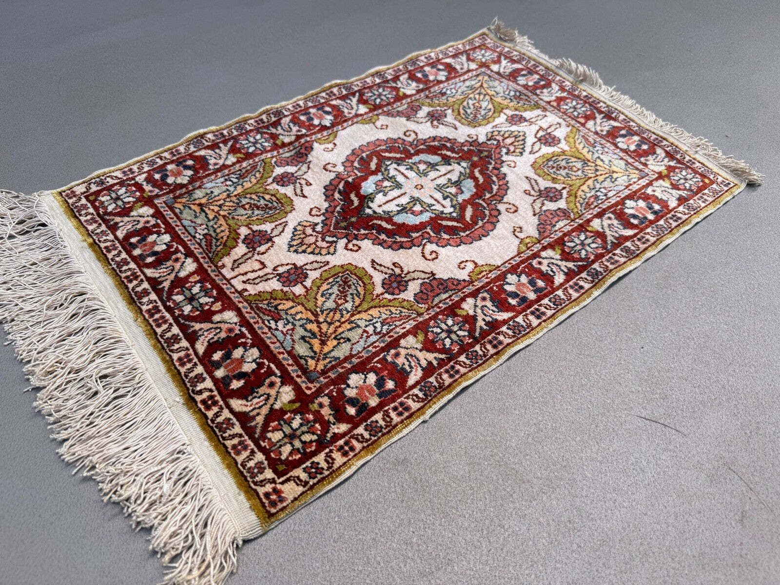 Fijn Turks Hereke zijden tapijt 37x55 cm vintage ivoor bloemen medaillon 2540 photo for sale