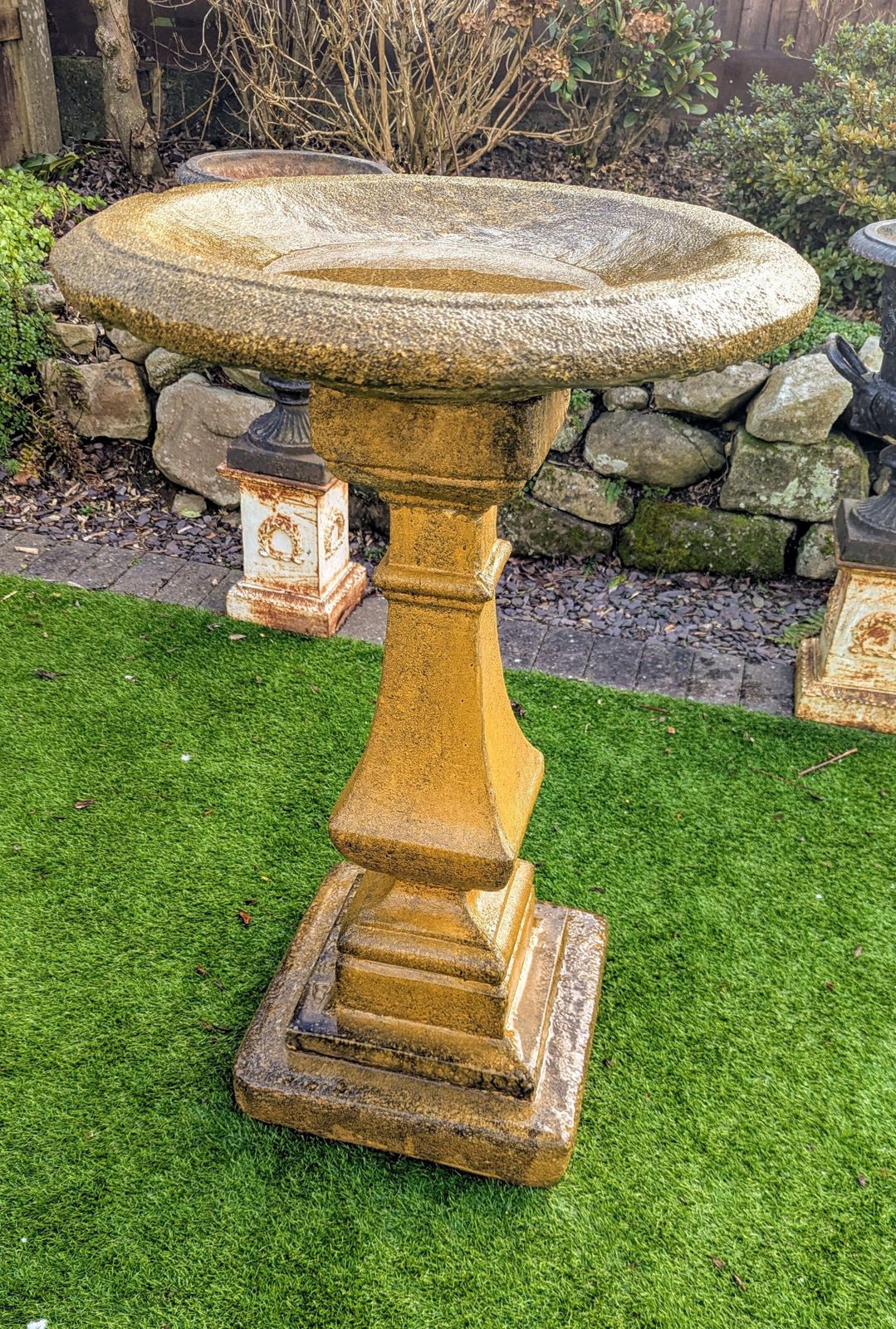 395.0 Vintage Hampton Bird Bath English Country Stone 0082. photo