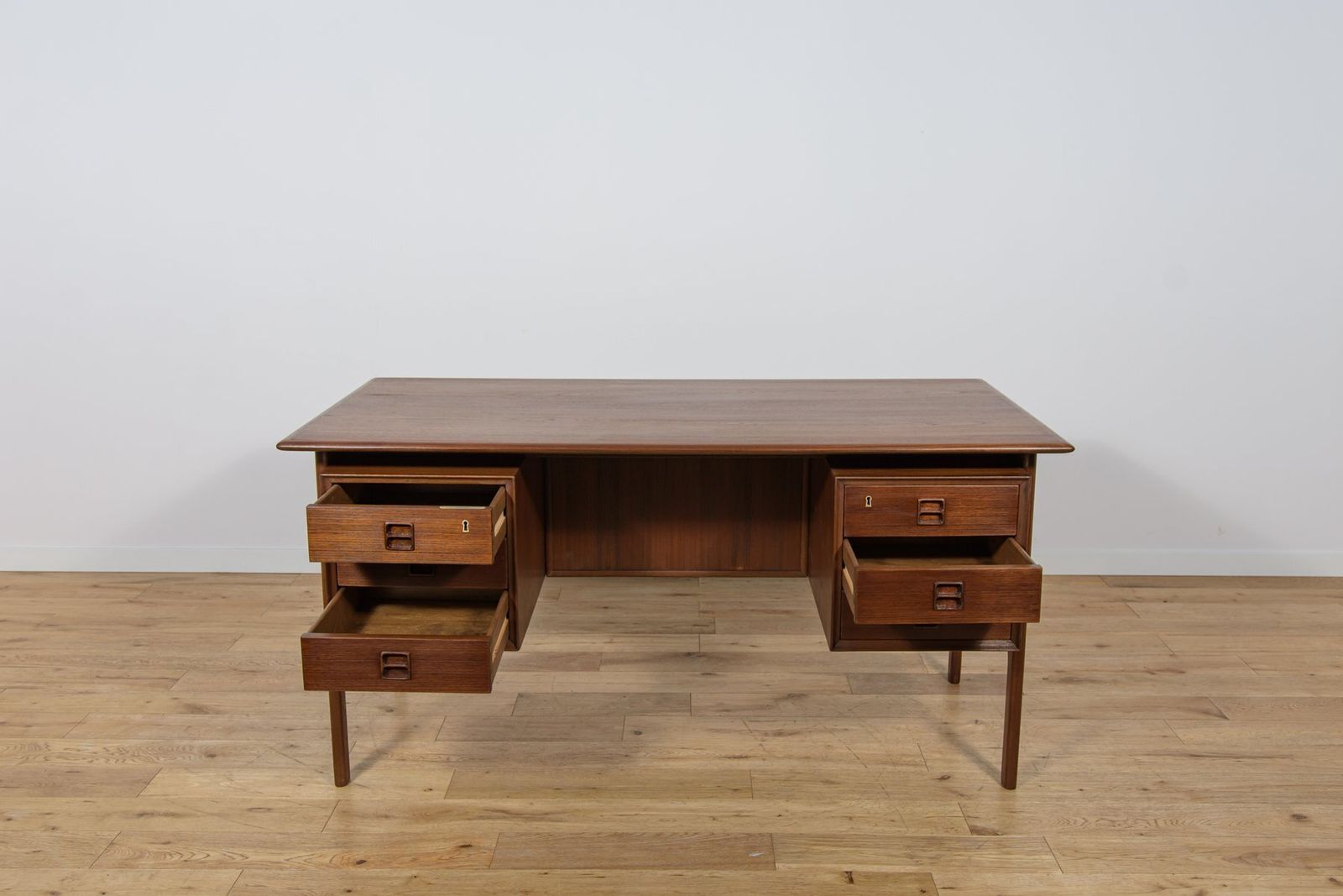 2533.0 Mid Century Teak Desk By Arne Vodder For Sibast, Denmark, 1960s photo