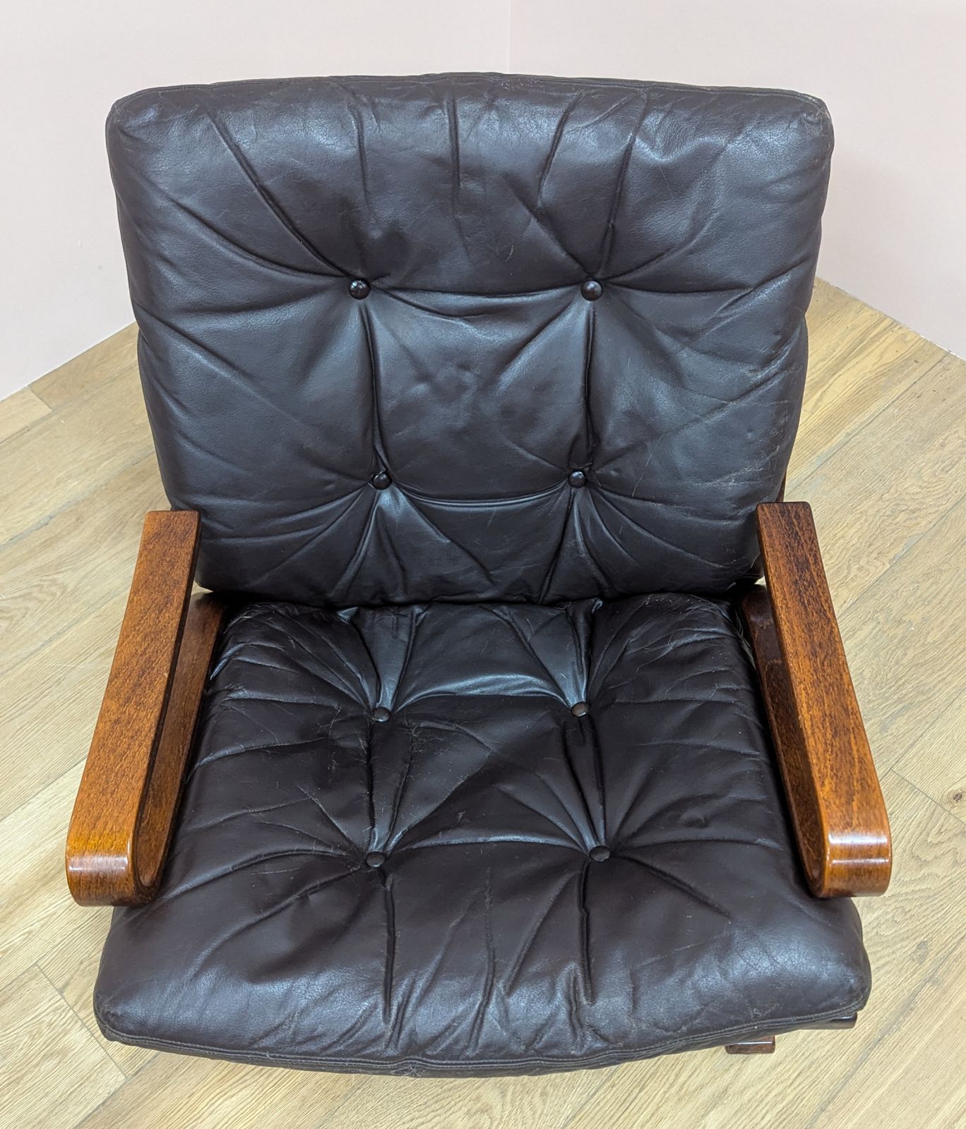 photo furniture Original Norwegian 1970’s Skyline Leather Chair By Hove Mobler