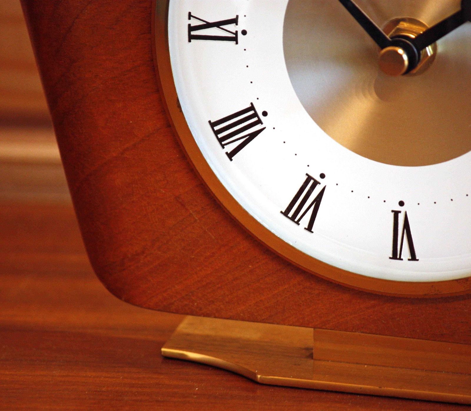 Vintage Bentima Mantel Clock   22cm Retro Mid Century Style Wooden 70s Desk Clock Off The Wall Clocks photo Home Decor