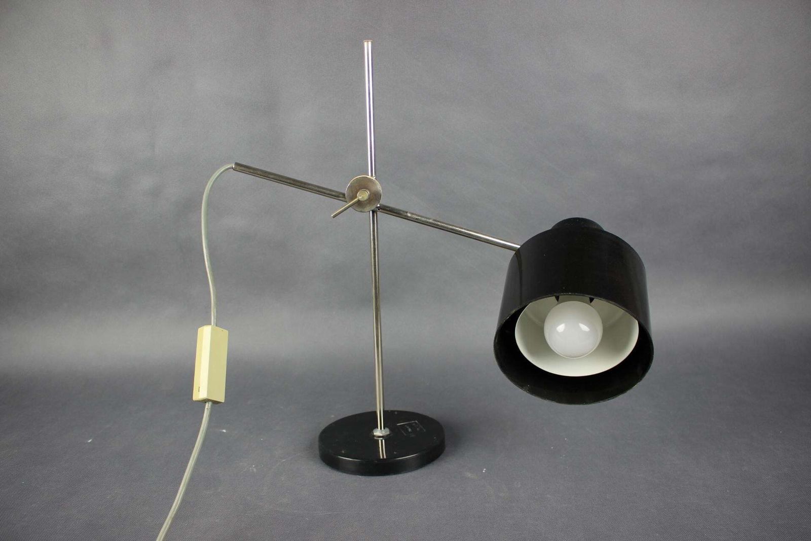 Lampe de bureau mid-century réglable en chrome et bakélite, Tchécoslovaquie, années 1950 photo vintage