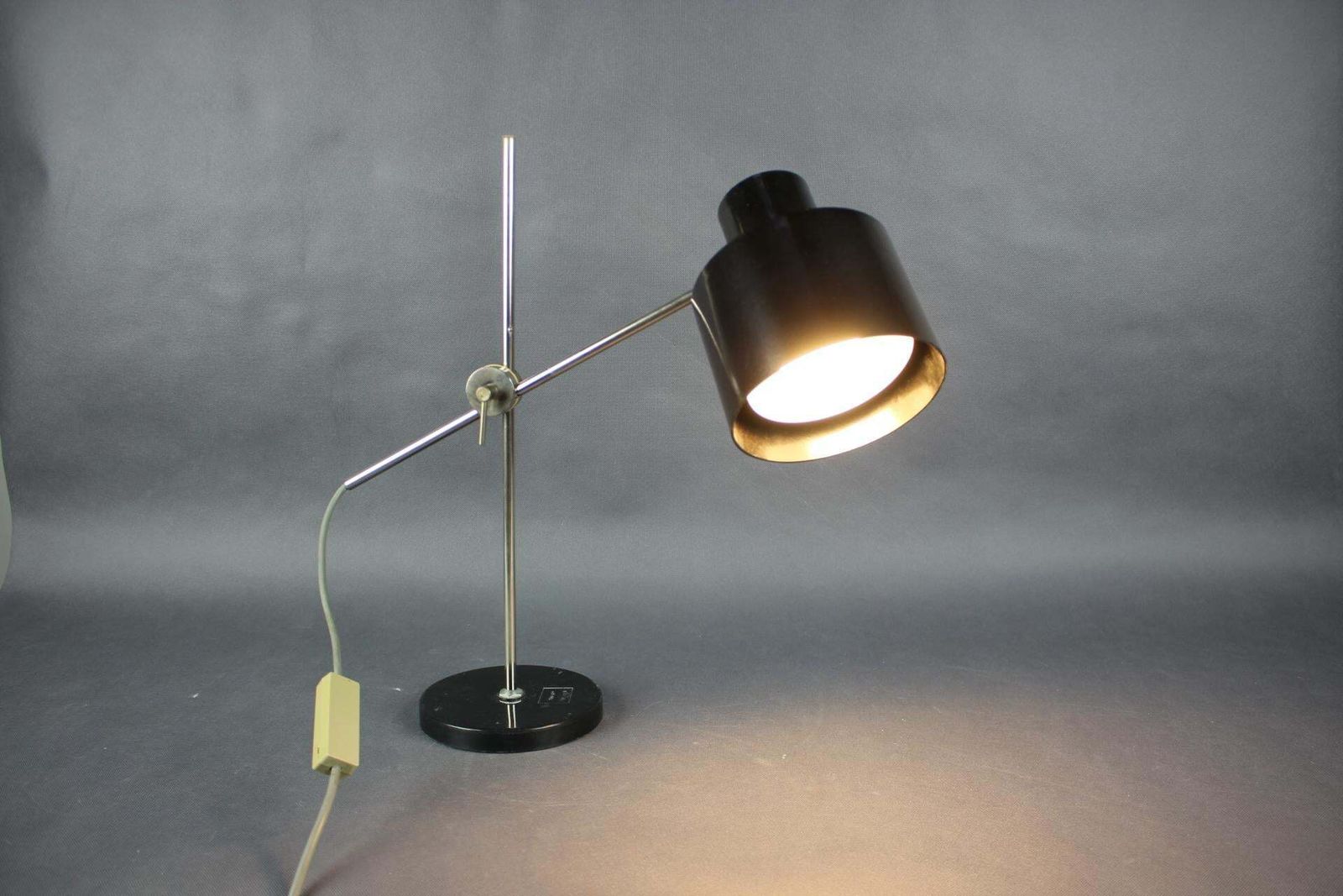 photo furniture Lampe de bureau mid-century réglable en chrome et bakélite, Tchécoslovaquie, années 1950