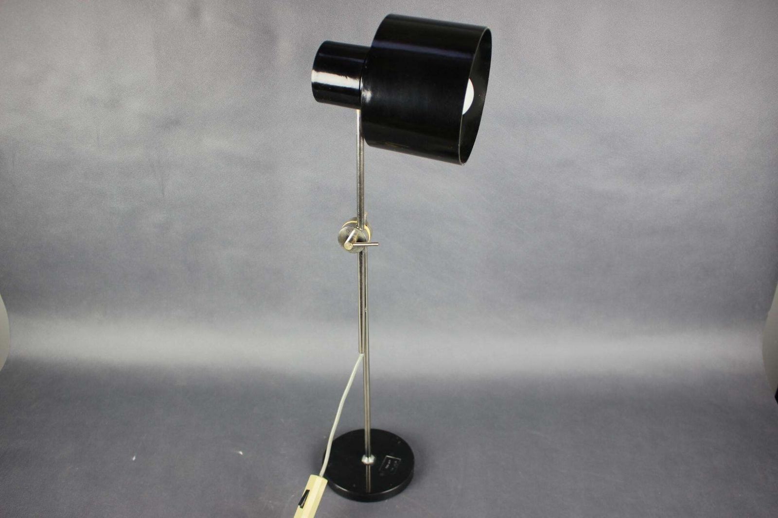 Verlichting Mid-Century verstelbare chroom en bakeliet bureaulamp, Tsjecho-Slowakije, ca. jaren 1950 photo