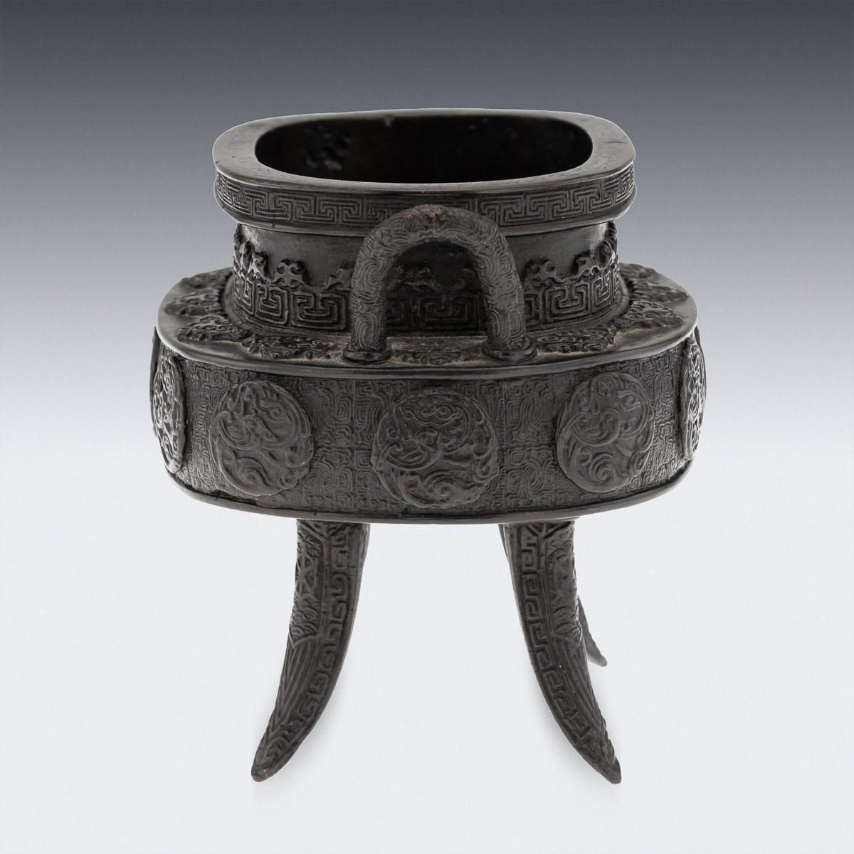 Antique 19th Century Japanese Bronze Vessel In The Style Of The 17thc Edo Period photo vinterior