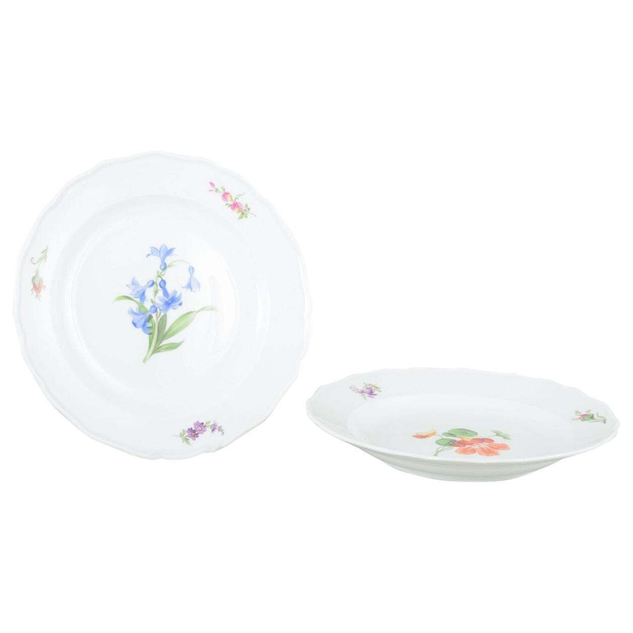 Meissen, Duitsland. Twee Porseleinen Borden Met Bloemenmotieven. Ca. jaren 1930
