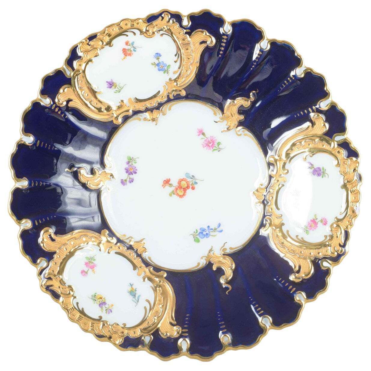 Meissen. Porseleinen schaal met gekartelde rand, kobaltblauwe glazuur, bloemmotief.