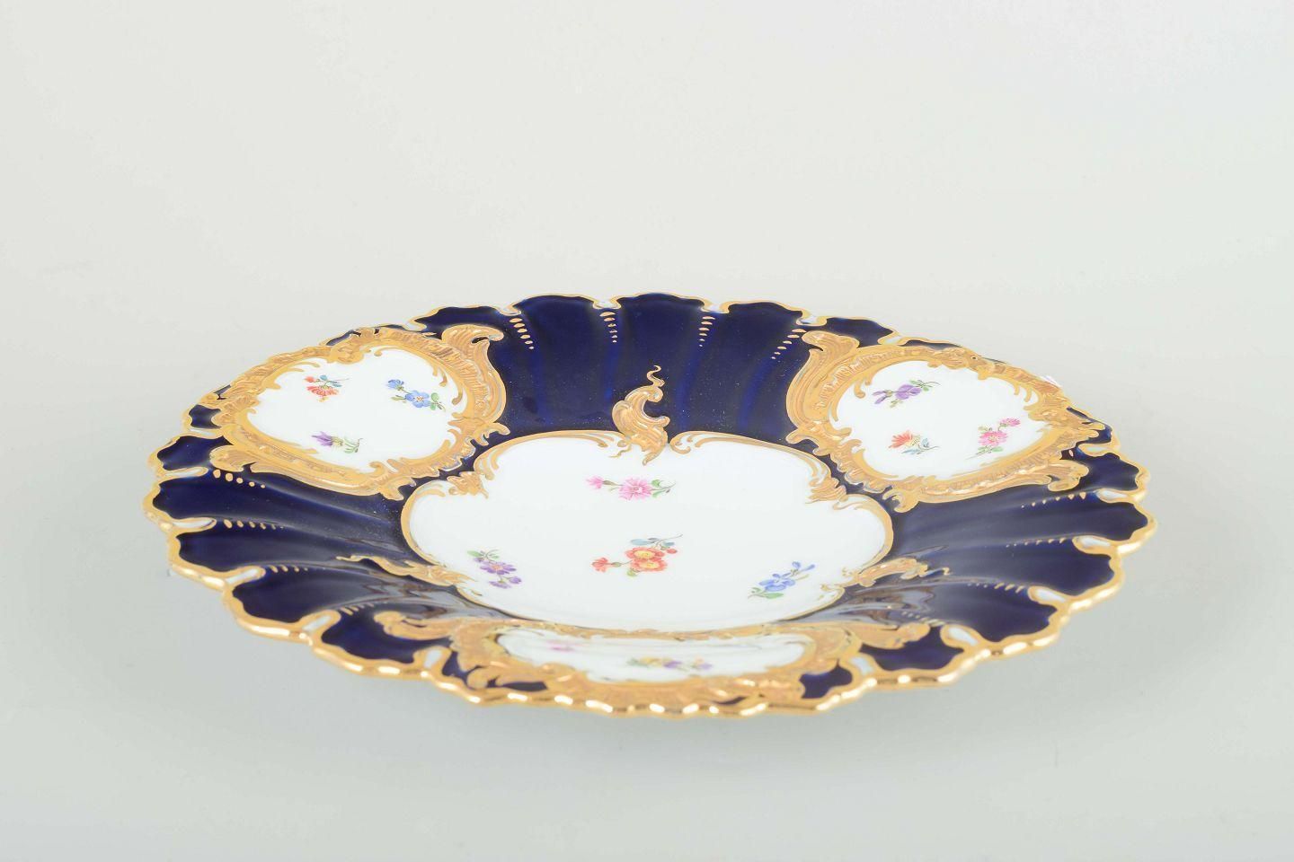 Assiette Meissen à bords festonnés, glaçure bleu cobalt, décor floral. photo furniture