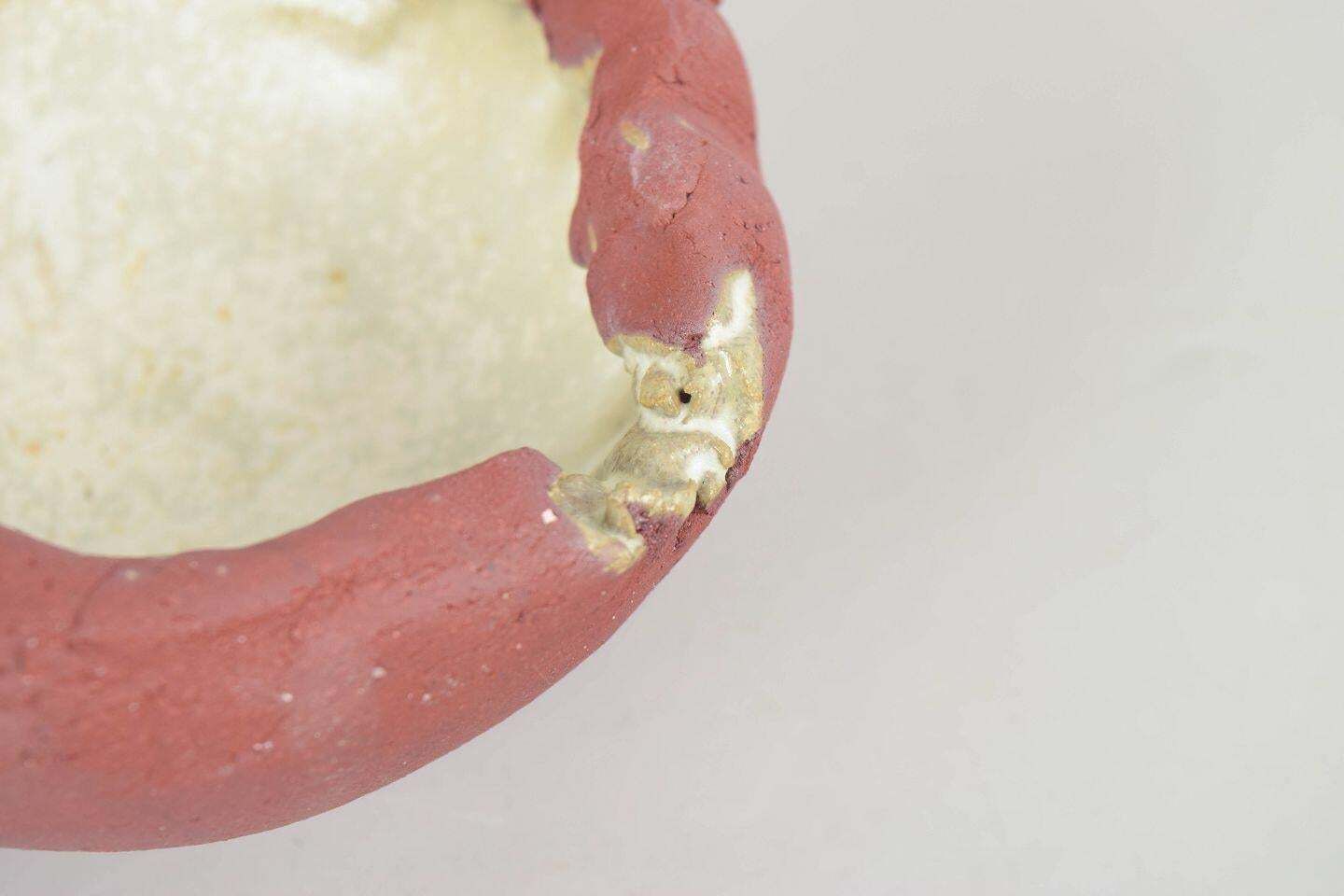 Christina Muff, artiste danoise contemporaine. Petit bol en grès rouge sur pied. photo for sale