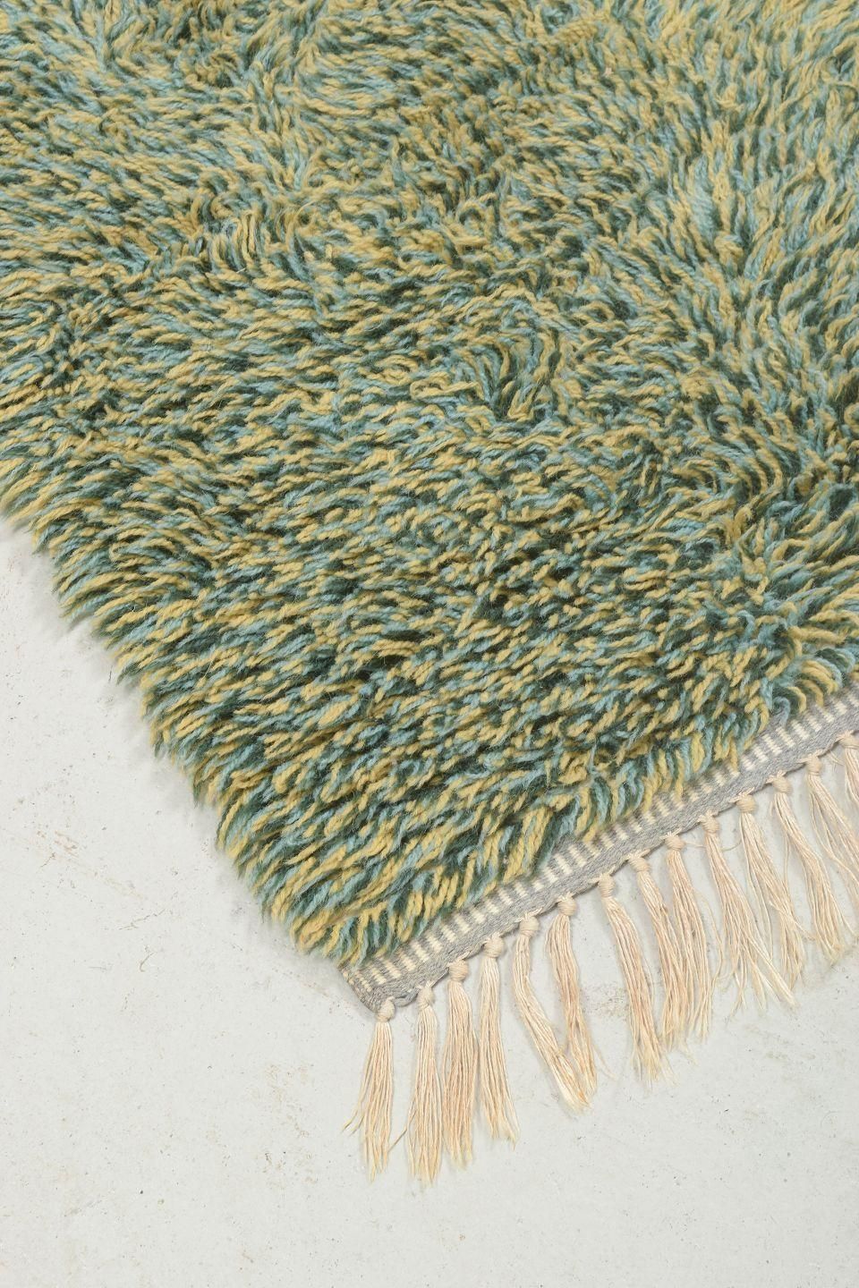 Tapis rya scandinave à poils denses, tons verts et beige photo furniture