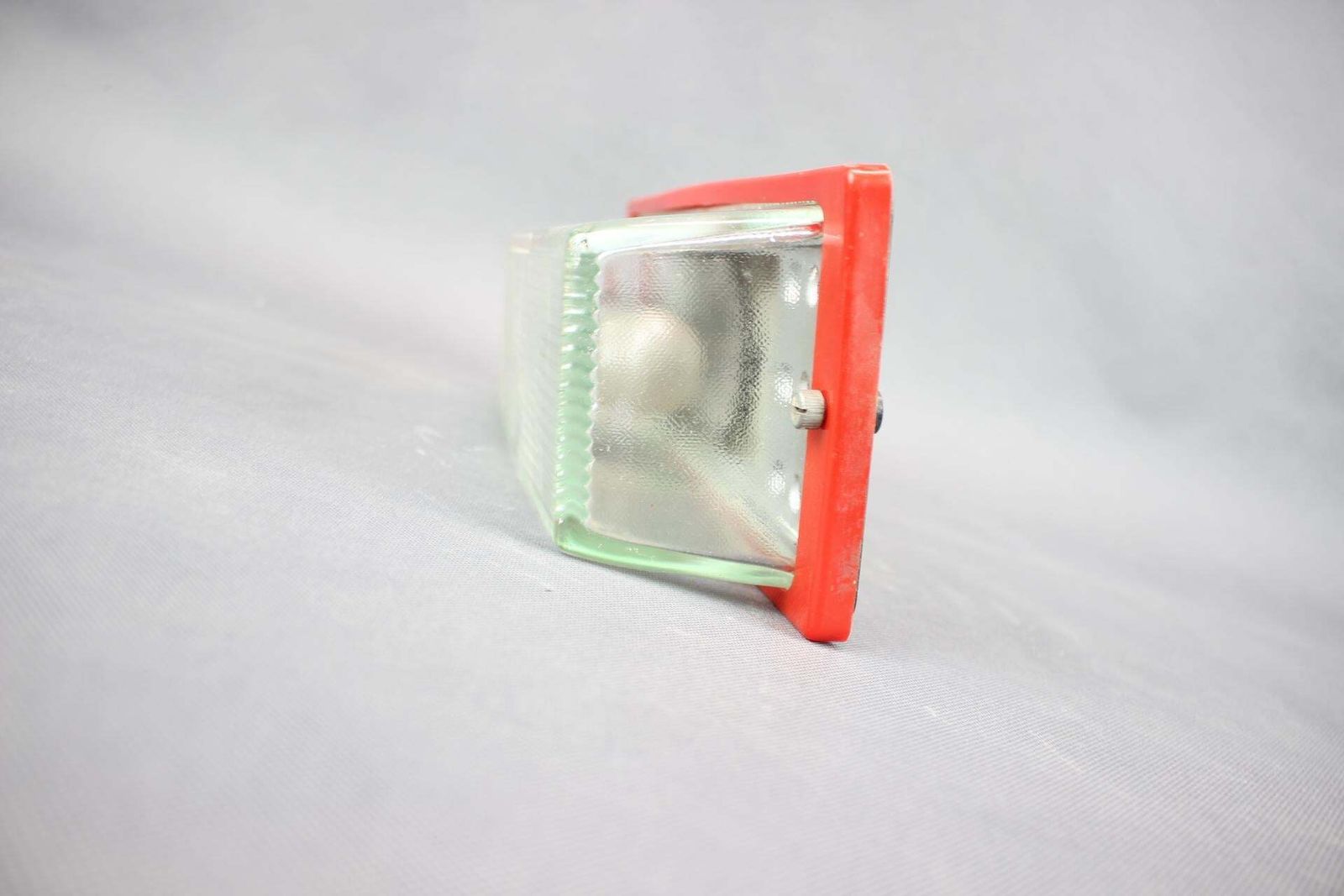Tsjechoslowaakse Space Age wandlamp uit de jaren 1970 met rood plastic en glas photo furniture