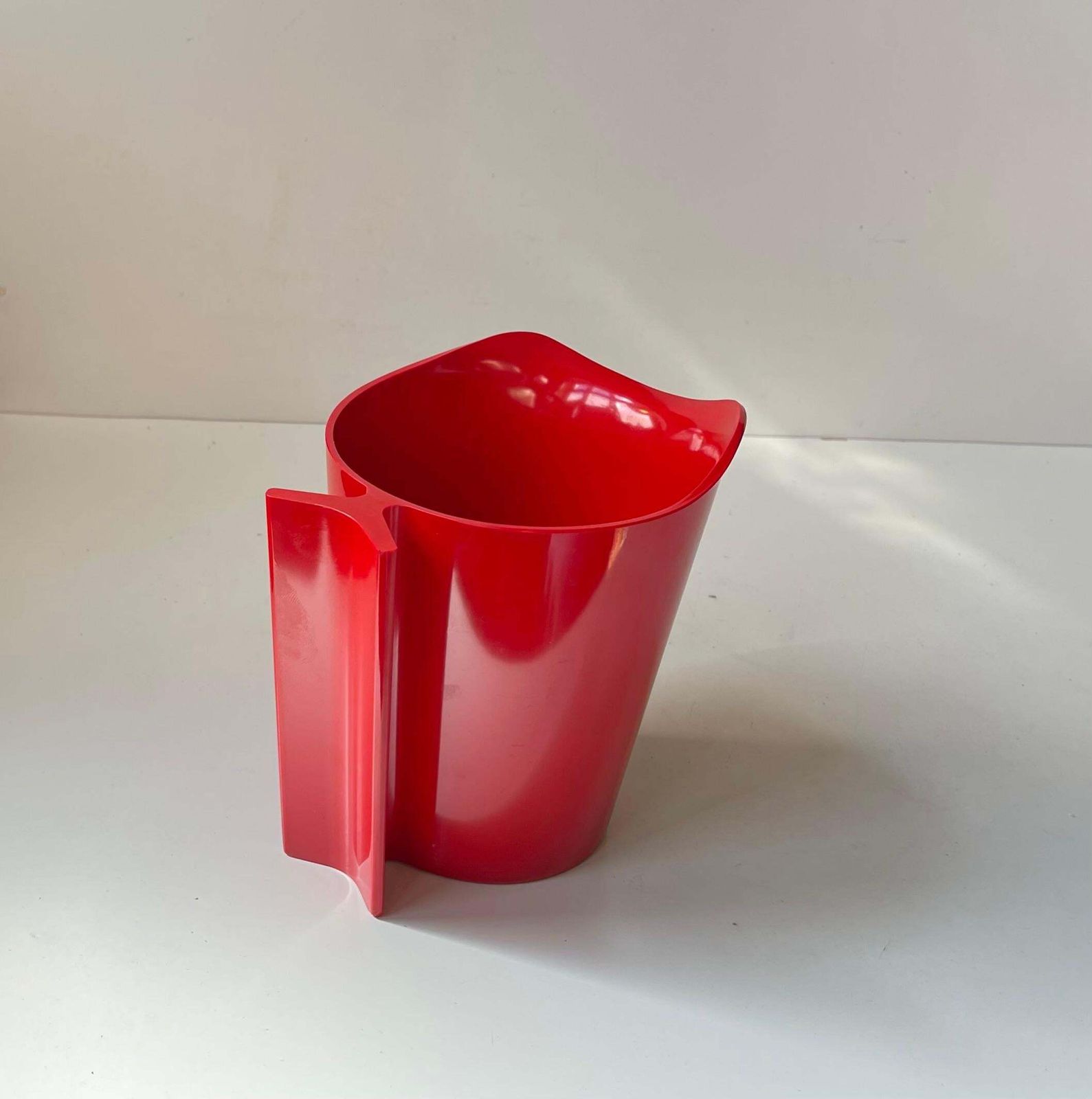 Vintage rode melamine schaal & kan van Henning Koppel voor T. Ørskov photo Woonaccessoires