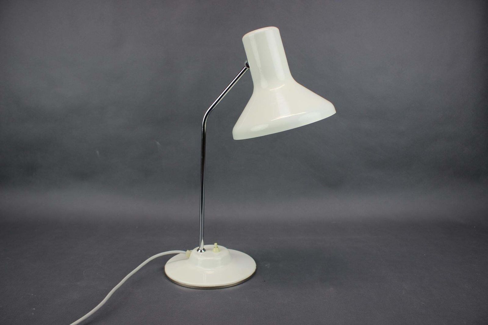 Duitse Space Age verstelbare bureaulamp uit de jaren 1970 in wit metaal en chroom photo furniture