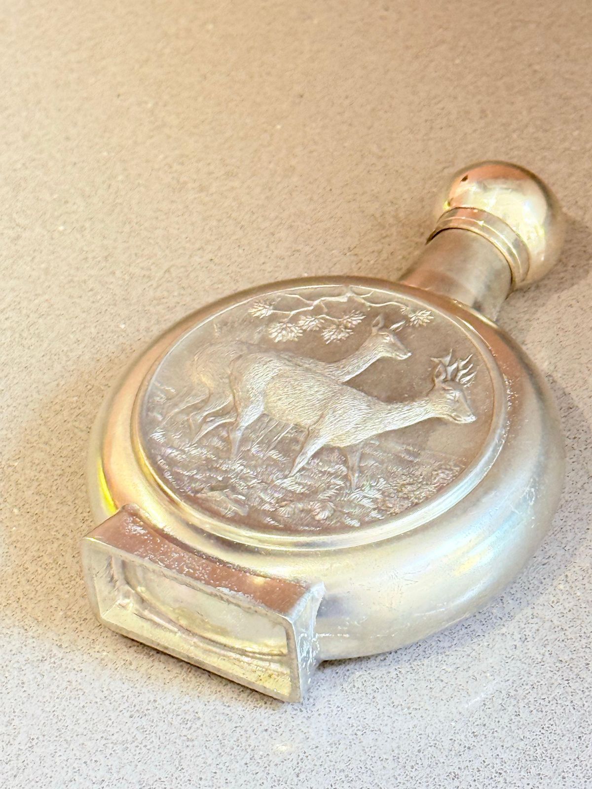 Flasque de chasse vintage en étain avec motif cerf - Barware rustique & pièce de collection photo vinterior