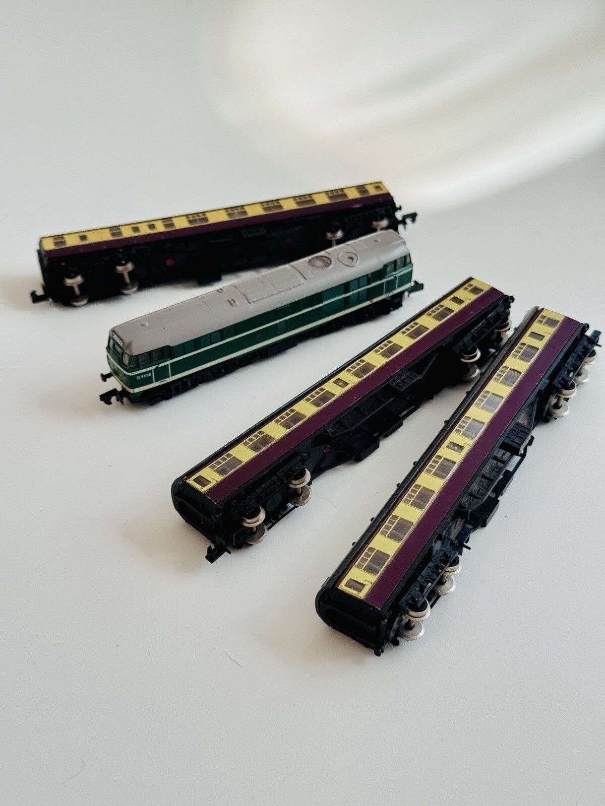 photo furniture Graham Farish N Gauge British Rail Class 31 Diesel Locomotive & 3 Coaches
