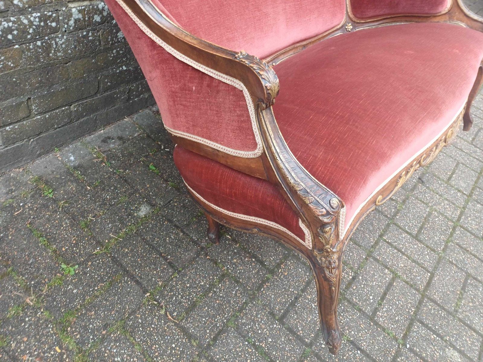 photo vintage Victorian Rococo Love Seat Mahogany Settee Salon Sofa With Matching Chair French Style Gold Gilt Upholstery Free Hand Delivery