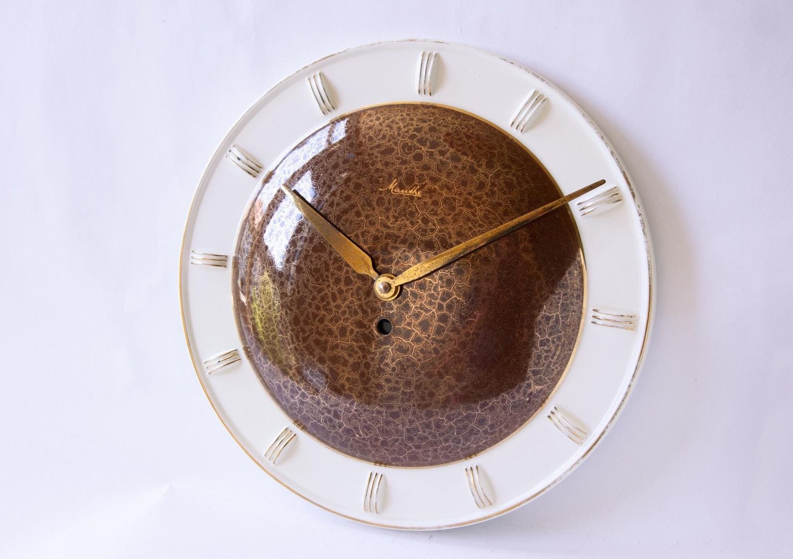 Mauthe Art Deco Keramische Wandklok Modernisme Bauhaus Mid Century MCM jaren 1940 jaren 1950 Keuken Goud photo for sale