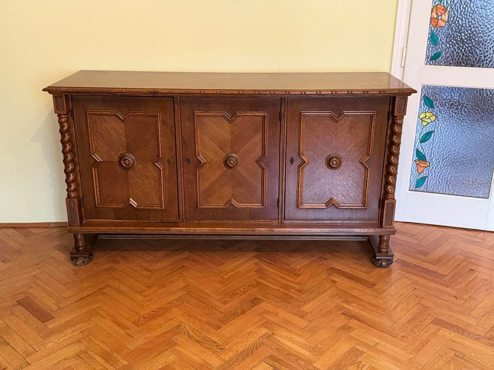 Spaanse stijl eikenhouten kist of dressoir, begin 20e eeuw photo Meubels