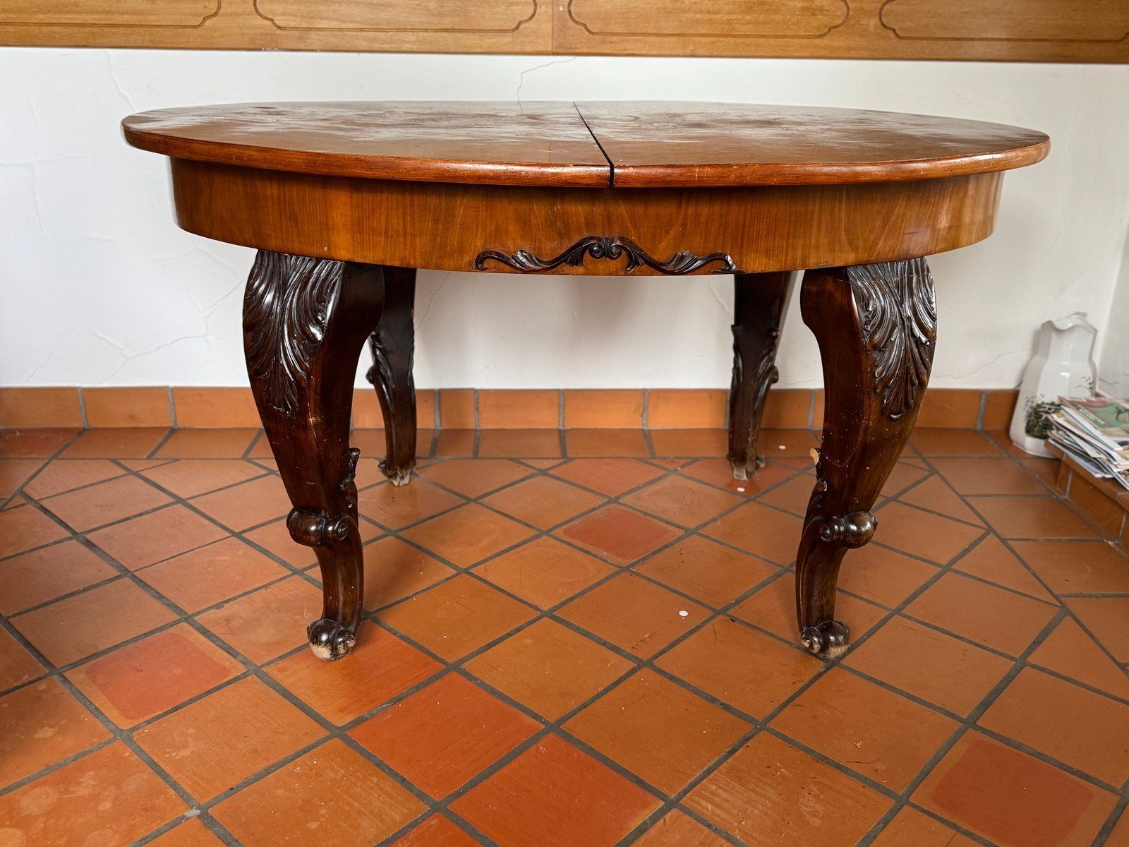 Ronde uitschuifbare eettafel met gesneden houten poten