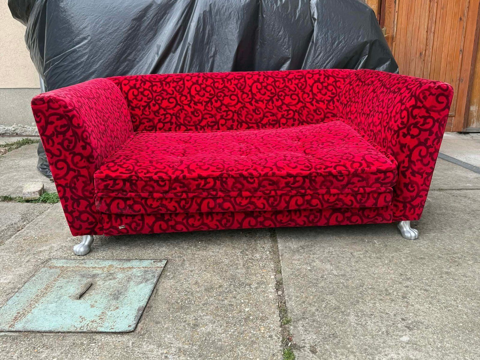 Rode stoffen Monster driezitsbank met rozenpatroon van Bretz photo furniture