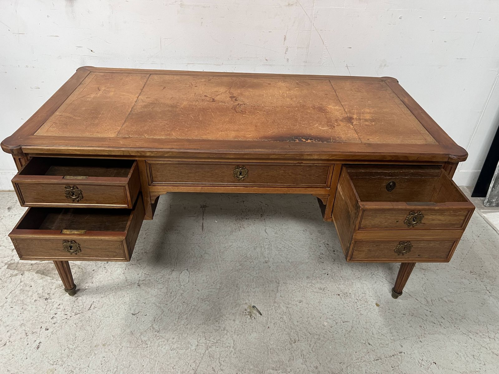 photo vinterior Louis XVI Style Walnut Desk From The Late 19th Century.