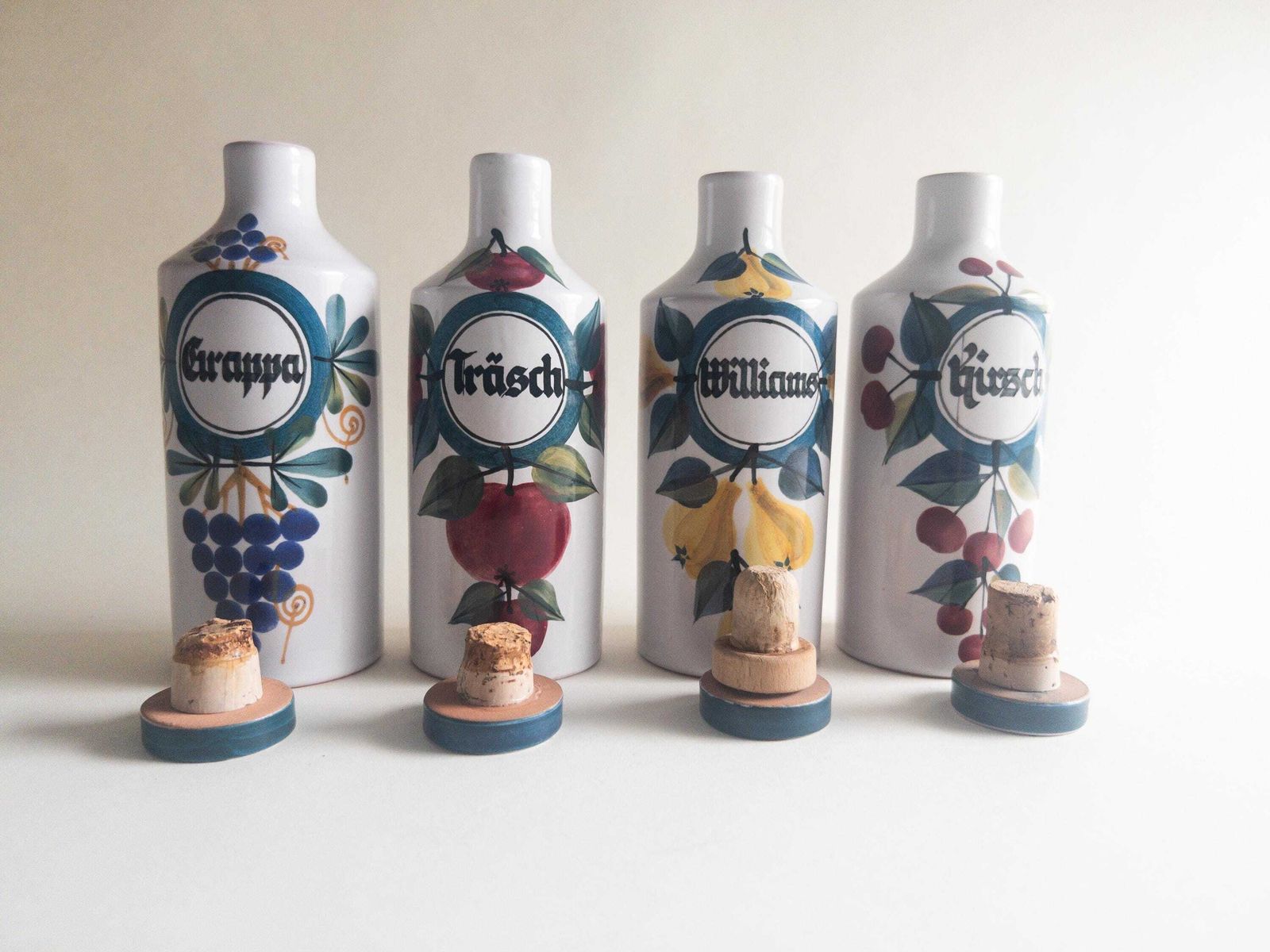 Set van 4 keramische likeurflessen van Luzerner Keramik   Spiritusfles met kurksluiting   Made In Switzerland photo Woonaccessoires