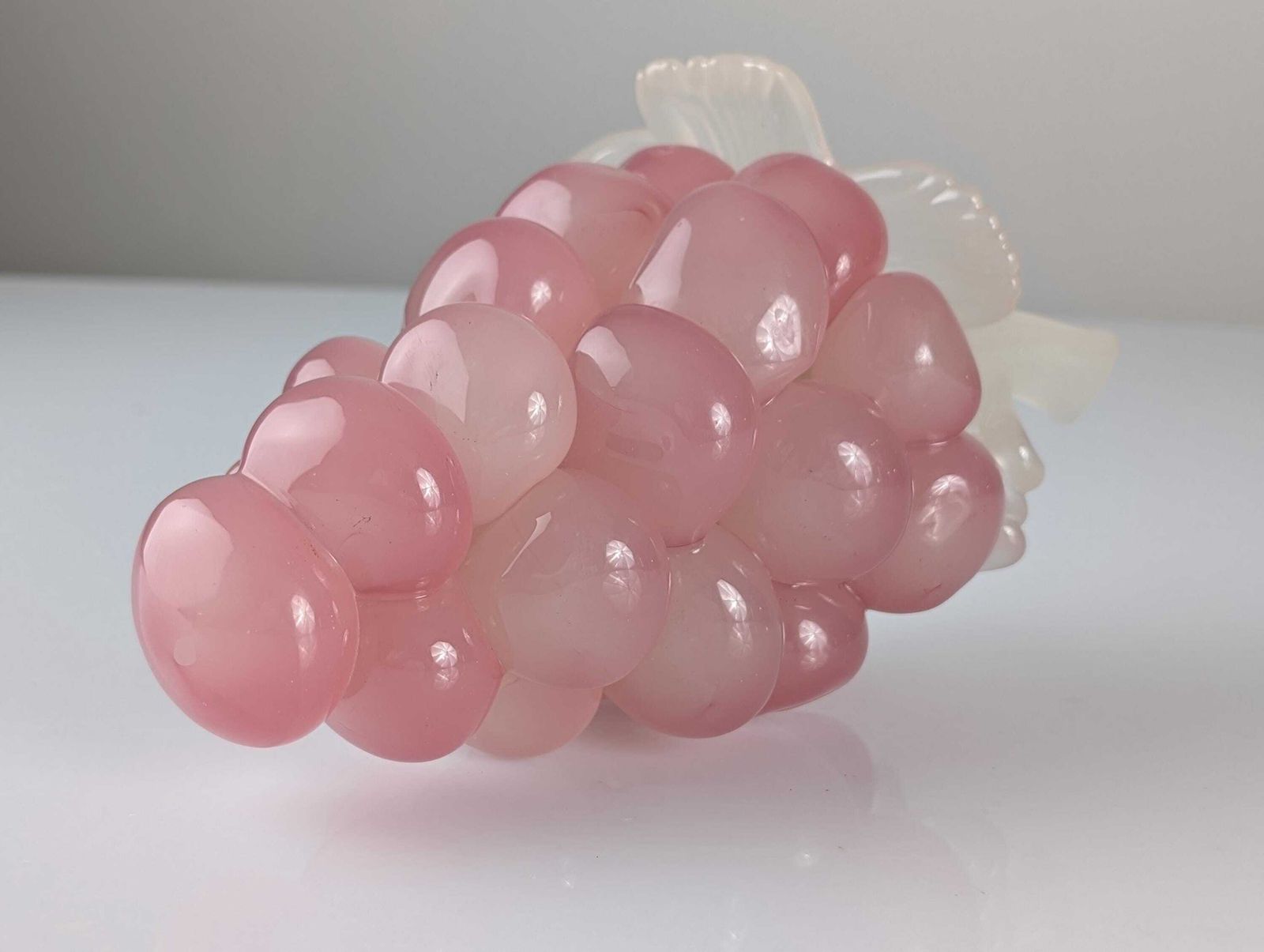 Sculpture en verre de Murano, grappe de raisin, rose et blanc, milieu du XXe siècle photo for sale