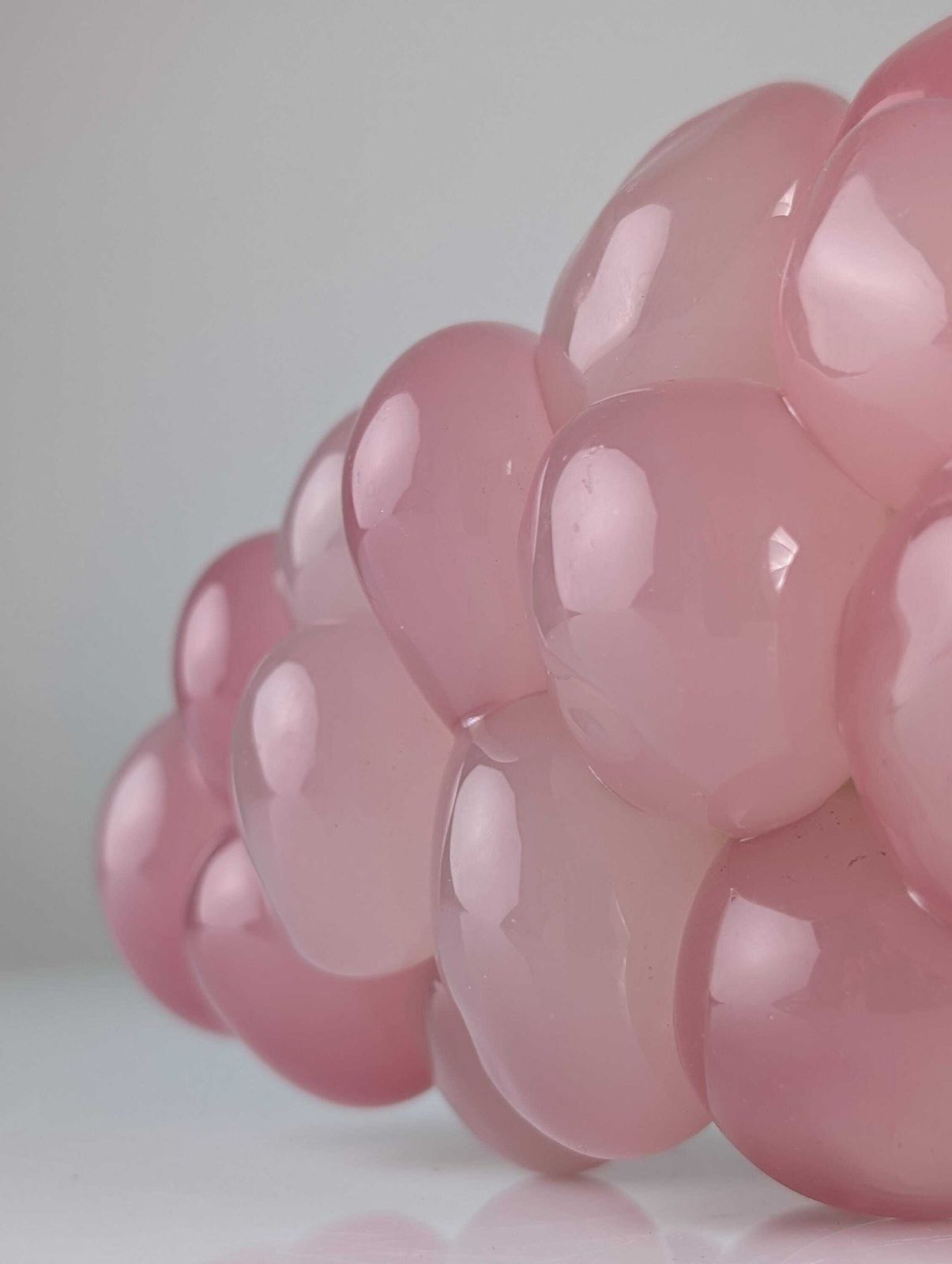 Sculpture en verre de Murano, grappe de raisin, rose et blanc, milieu du XXe siècle photo 453.0