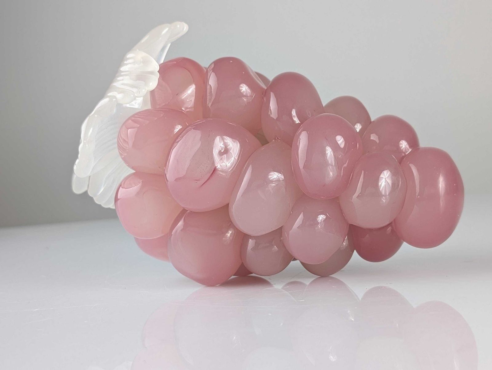 Sculpture en verre de Murano, grappe de raisin, rose et blanc, milieu du XXe siècle photo vinterior