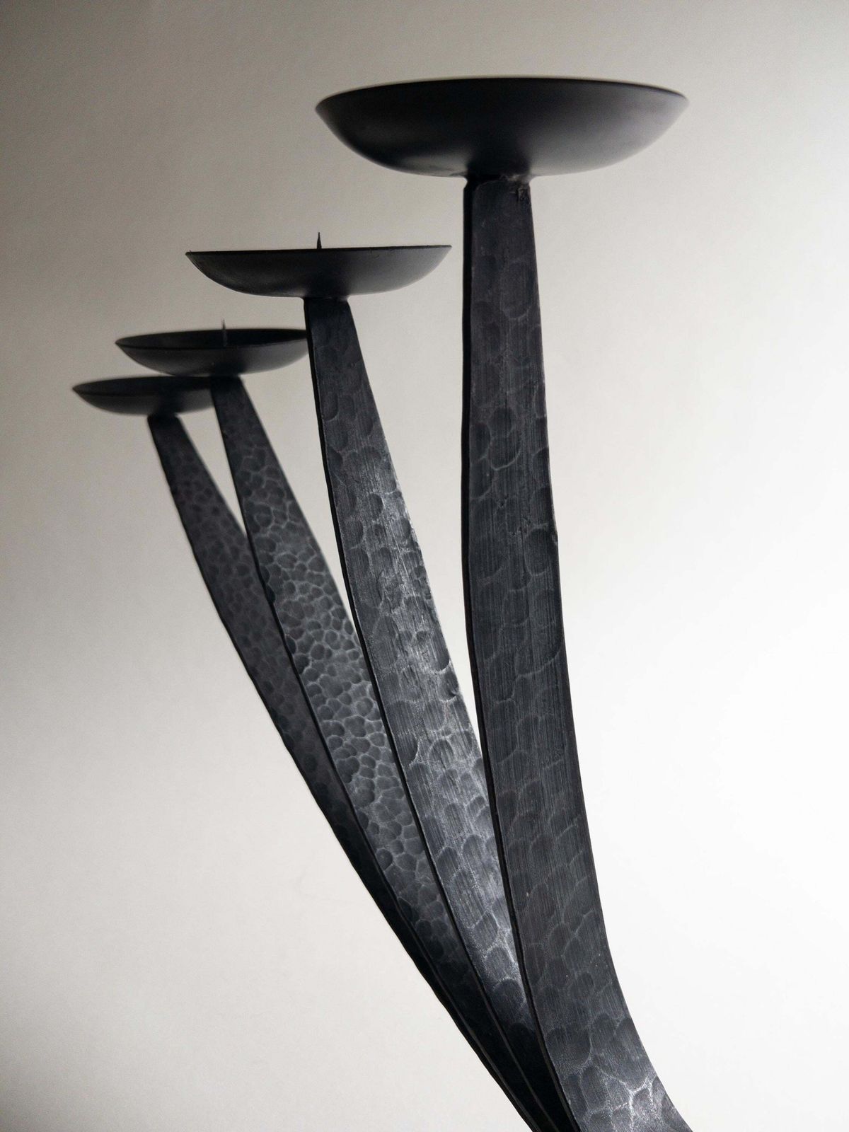 Woonaccessoires Grote mid-century kandelaar van gietijzer, geschikt als haardrooster kaarsenhouder photo