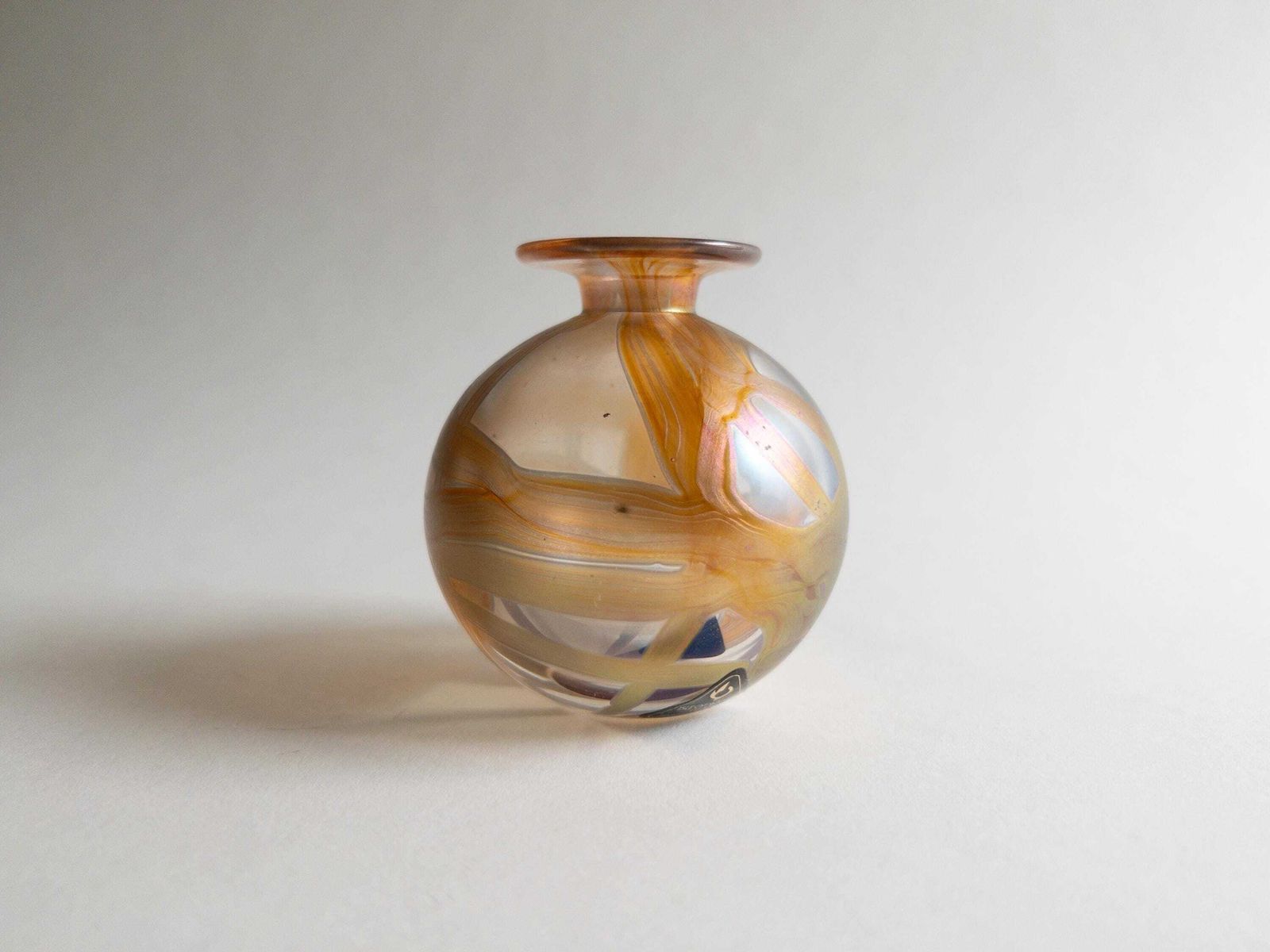 Vase boule ou flacon à parfum Isle of Wight Glass, glaçure irisée rose et or photo buy