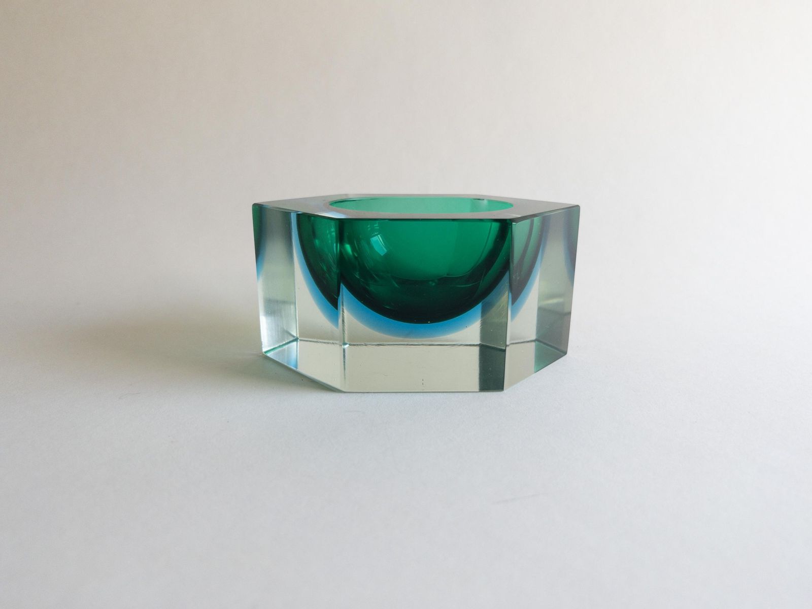 Coupe hexagonale Murano Sommerso en verre d'art facetté bleu et vert, Italie