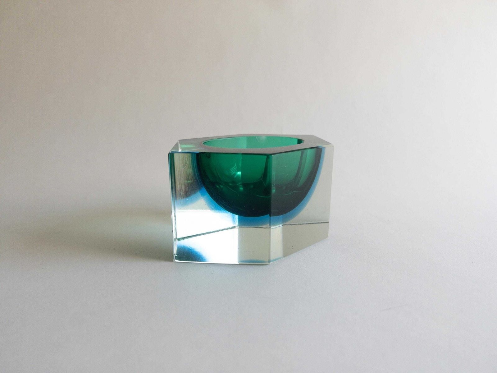 Coupe hexagonale Murano Sommerso en verre d'art facetté bleu et vert, Italie photo for sale