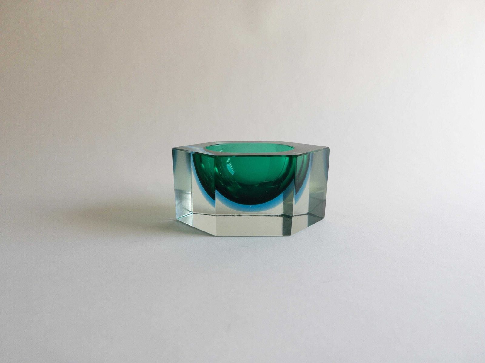 Coupe hexagonale Murano Sommerso en verre d'art facetté bleu et vert, Italie photo buy