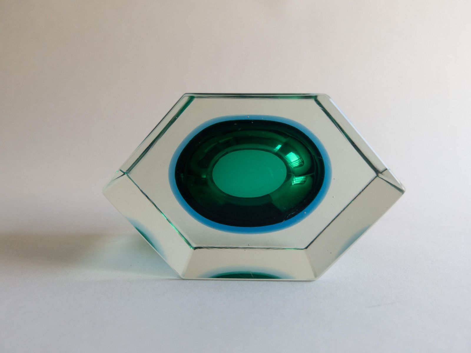 Décoration Coupe hexagonale Murano Sommerso en verre d'art facetté bleu et vert, Italie photo